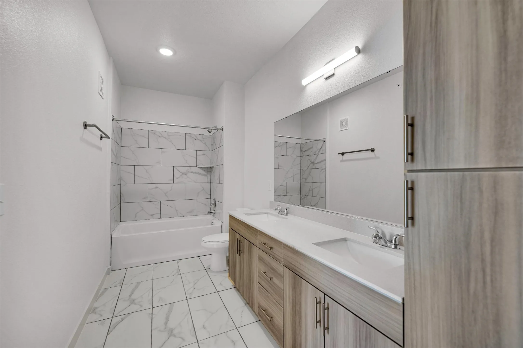 Townhouse For Rent in Dallas County , 10030 Garland Road 1405, Dallas, Texas 75218, 3 Bedroom, 2 Bathroom, Garage spaces, 1,402 Sqft, built in 2023, mls#21406023, Real Estate Agent in Dallas, Homes For Rent in Dallas county, Homes For Rent in Dallas, Realtor in Dallas Texas, Real Estate Brokerage Independent Realty Texas, Luminita Cordes Realtor