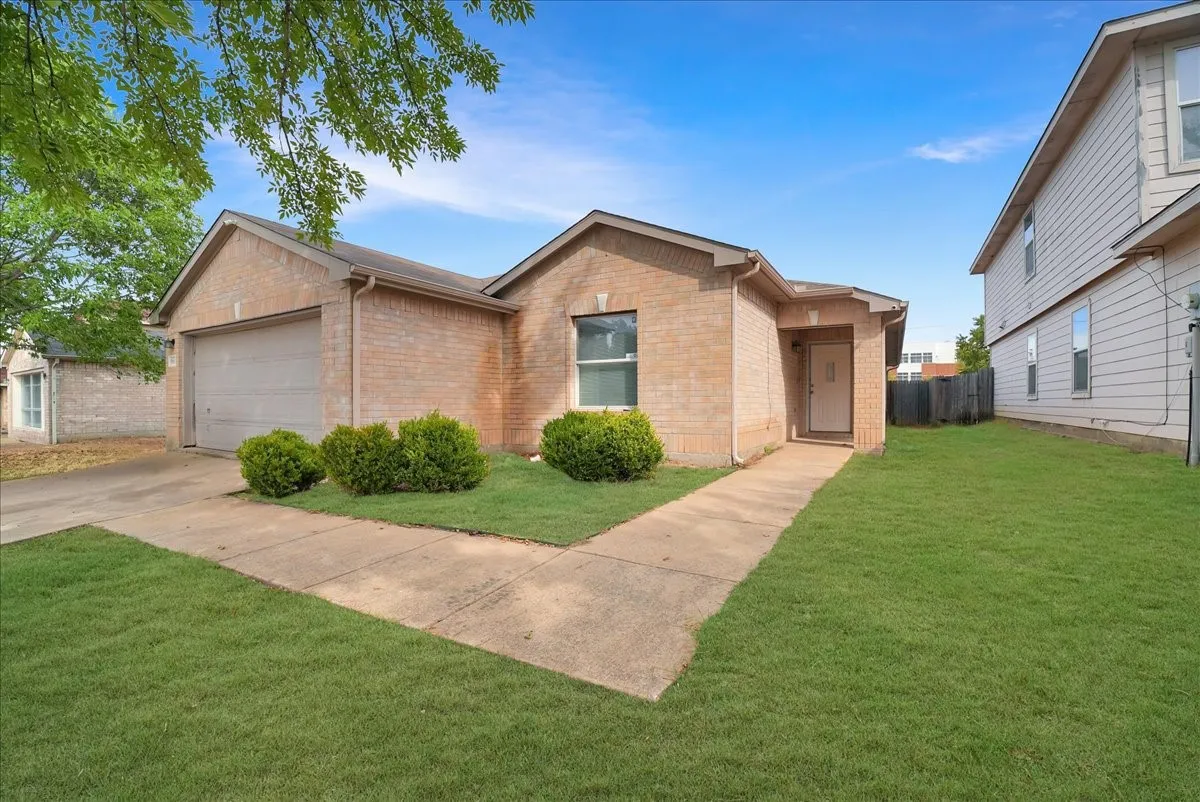 Single Family Residence For Sale in Dallas County , 9103 Prairie Bluff Drive, Dallas, Texas 75227, 4 Bedroom, 2 Bathroom, 2 Garage spaces, 1,882 Sqft, built in 2005, mls#21405209, Real Estate Agent in Dallas, Homes For Sale in Dallas county, Homes For Sale in Dallas, Realtor in Dallas Texas, Real Estate Brokerage Independent Realty Texas, Luminita Cordes Realtor
