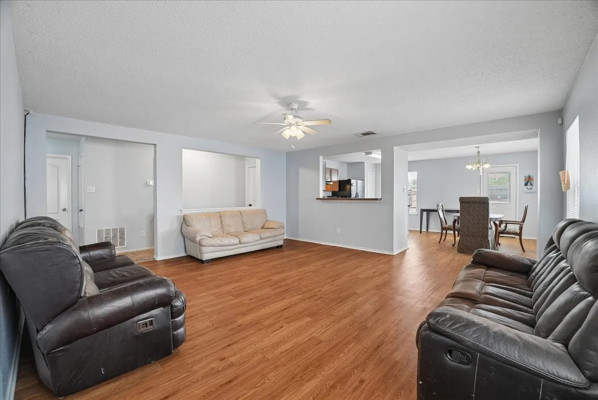 Single Family Residence For Sale in Dallas County , 9103 Prairie Bluff Drive, Dallas, Texas 75227, 4 Bedroom, 2 Bathroom, 2 Garage spaces, 1,882 Sqft, built in 2005, mls#21405209, Real Estate Agent in Dallas, Homes For Sale in Dallas county, Homes For Sale in Dallas, Realtor in Dallas Texas, Real Estate Brokerage Independent Realty Texas, Luminita Cordes Realtor