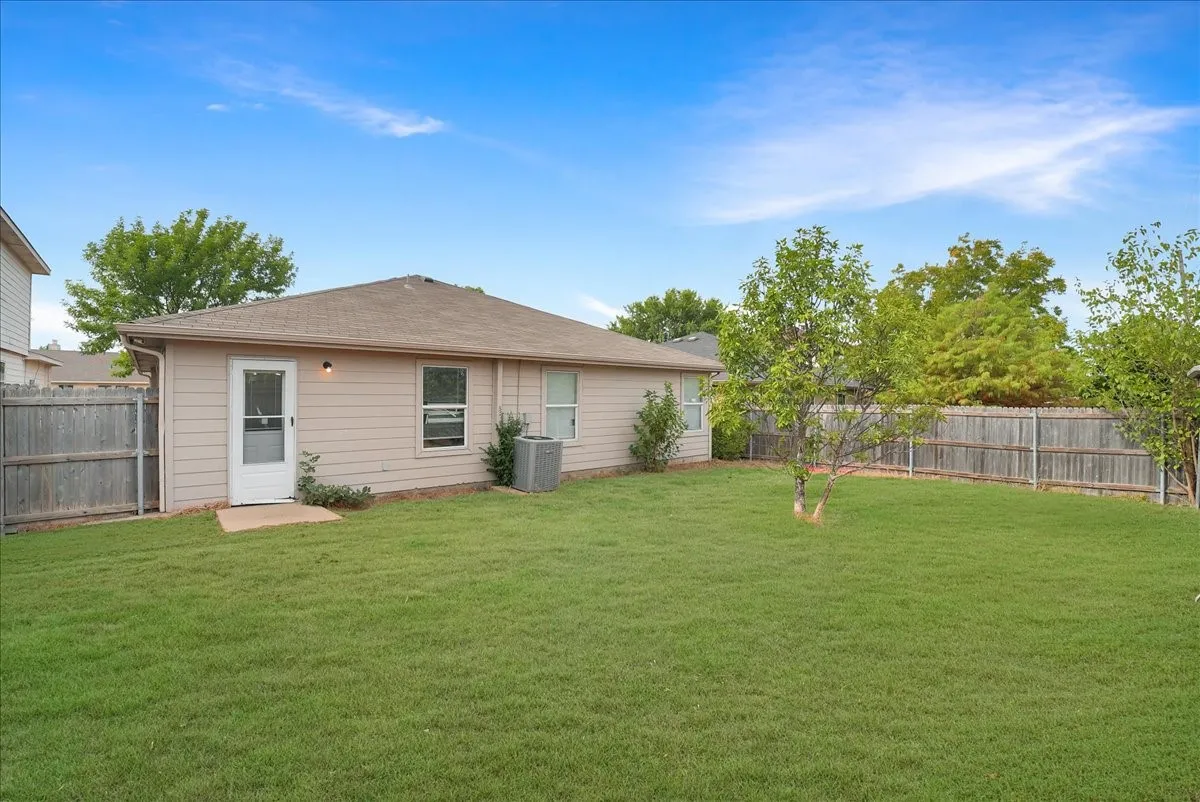 Single Family Residence For Sale in Dallas County , 9103 Prairie Bluff Drive, Dallas, Texas 75227, 4 Bedroom, 2 Bathroom, 2 Garage spaces, 1,882 Sqft, built in 2005, mls#21405209, Real Estate Agent in Dallas, Homes For Sale in Dallas county, Homes For Sale in Dallas, Realtor in Dallas Texas, Real Estate Brokerage Independent Realty Texas, Luminita Cordes Realtor