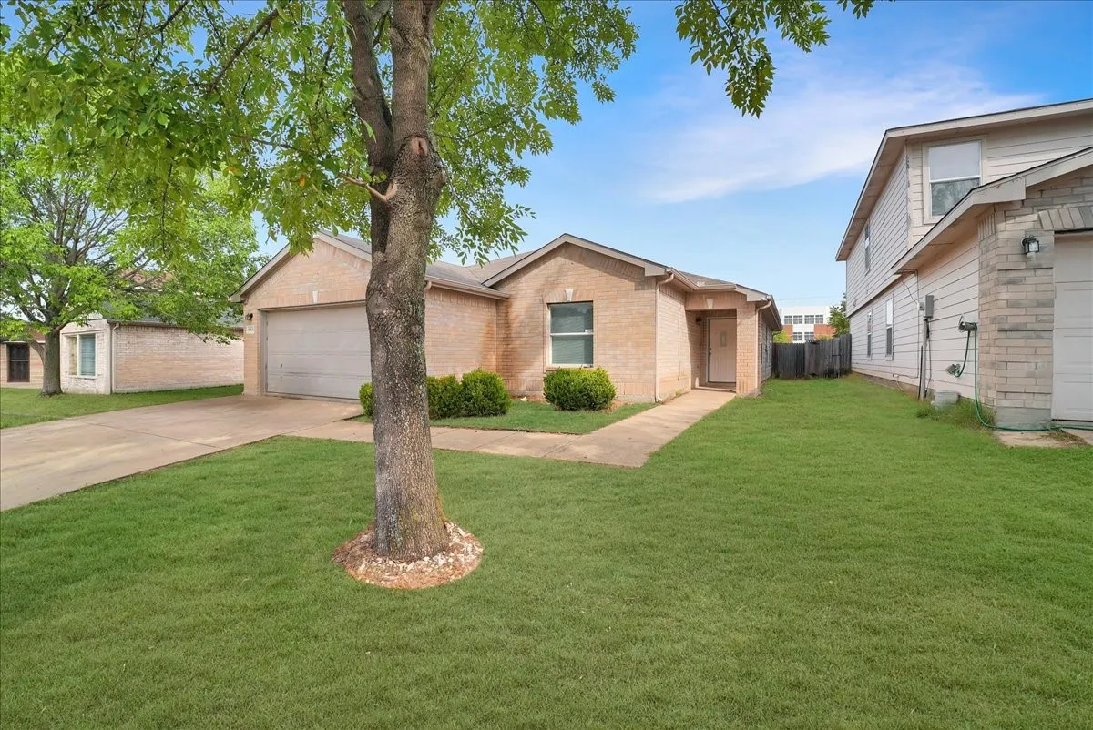 Single Family Residence For Sale in Dallas County , 9103 Prairie Bluff Drive, Dallas, Texas 75227, 4 Bedroom, 2 Bathroom, 2 Garage spaces, 1,882 Sqft, built in 2005, mls#21405209, Real Estate Agent in Dallas, Homes For Sale in Dallas county, Homes For Sale in Dallas, Realtor in Dallas Texas, Real Estate Brokerage Independent Realty Texas, Luminita Cordes Realtor