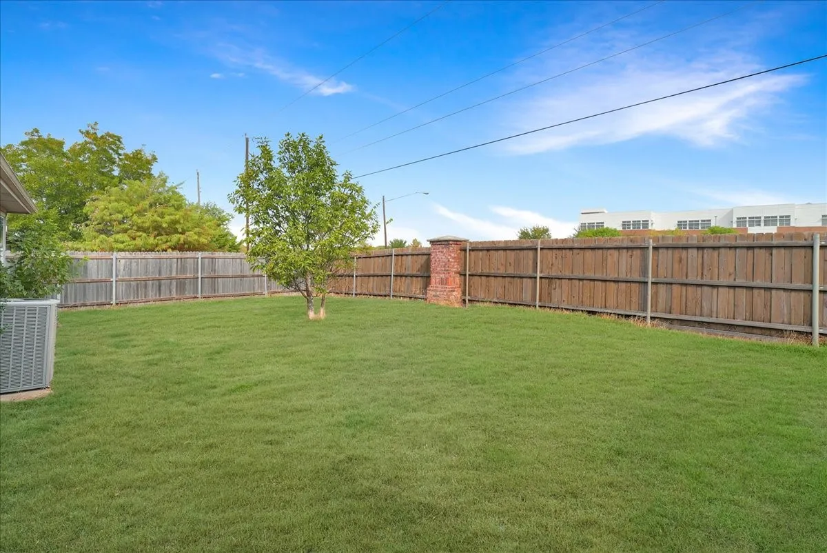 Single Family Residence For Sale in Dallas County , 9103 Prairie Bluff Drive, Dallas, Texas 75227, 4 Bedroom, 2 Bathroom, 2 Garage spaces, 1,882 Sqft, built in 2005, mls#21405209, Real Estate Agent in Dallas, Homes For Sale in Dallas county, Homes For Sale in Dallas, Realtor in Dallas Texas, Real Estate Brokerage Independent Realty Texas, Luminita Cordes Realtor