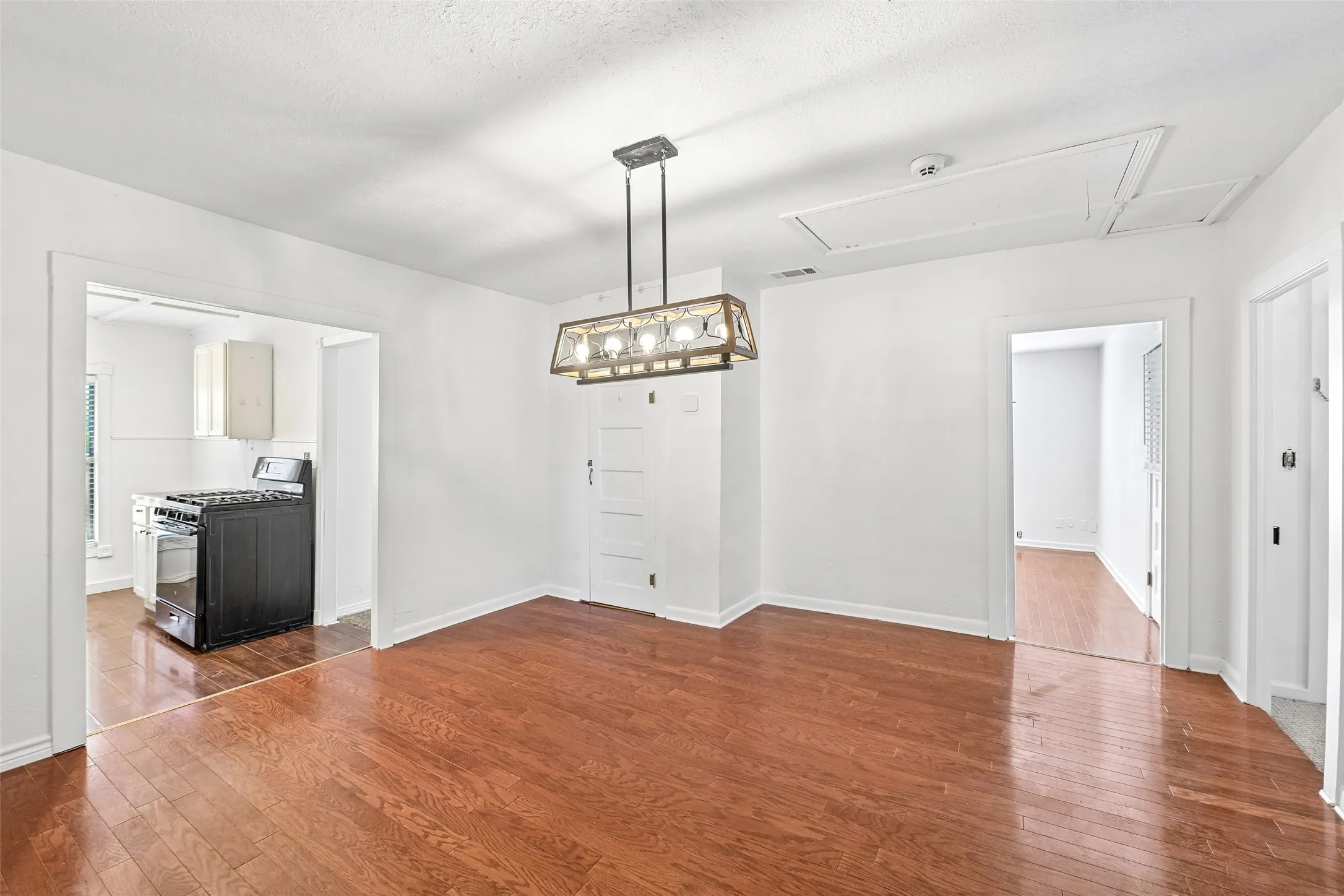 Single Family Residence For Sale in Ellis County , 503 E Avenue F, Midlothian, Texas 76065, 3 Bedroom, 2 Bathroom, Garage spaces, 1,564 Sqft, built in 1940, mls#21397162, Real Estate Agent in Midlothian, Homes For Sale in Ellis county, Homes For Sale in Midlothian, Realtor in Midlothian Texas, Real Estate Brokerage Independent Realty Texas, Luminita Cordes Realtor