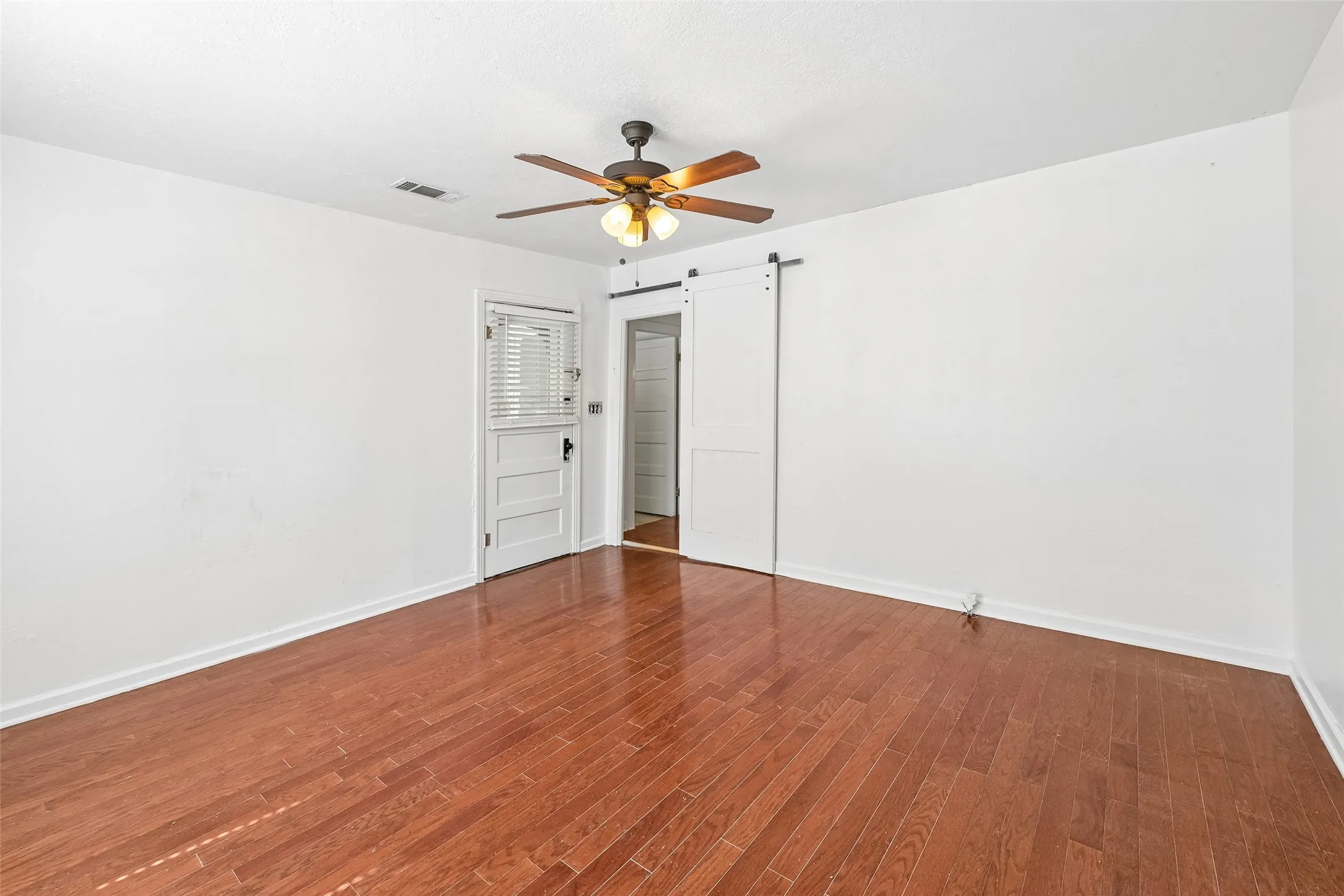 Single Family Residence For Sale in Ellis County , 503 E Avenue F, Midlothian, Texas 76065, 3 Bedroom, 2 Bathroom, Garage spaces, 1,564 Sqft, built in 1940, mls#21397162, Real Estate Agent in Midlothian, Homes For Sale in Ellis county, Homes For Sale in Midlothian, Realtor in Midlothian Texas, Real Estate Brokerage Independent Realty Texas, Luminita Cordes Realtor