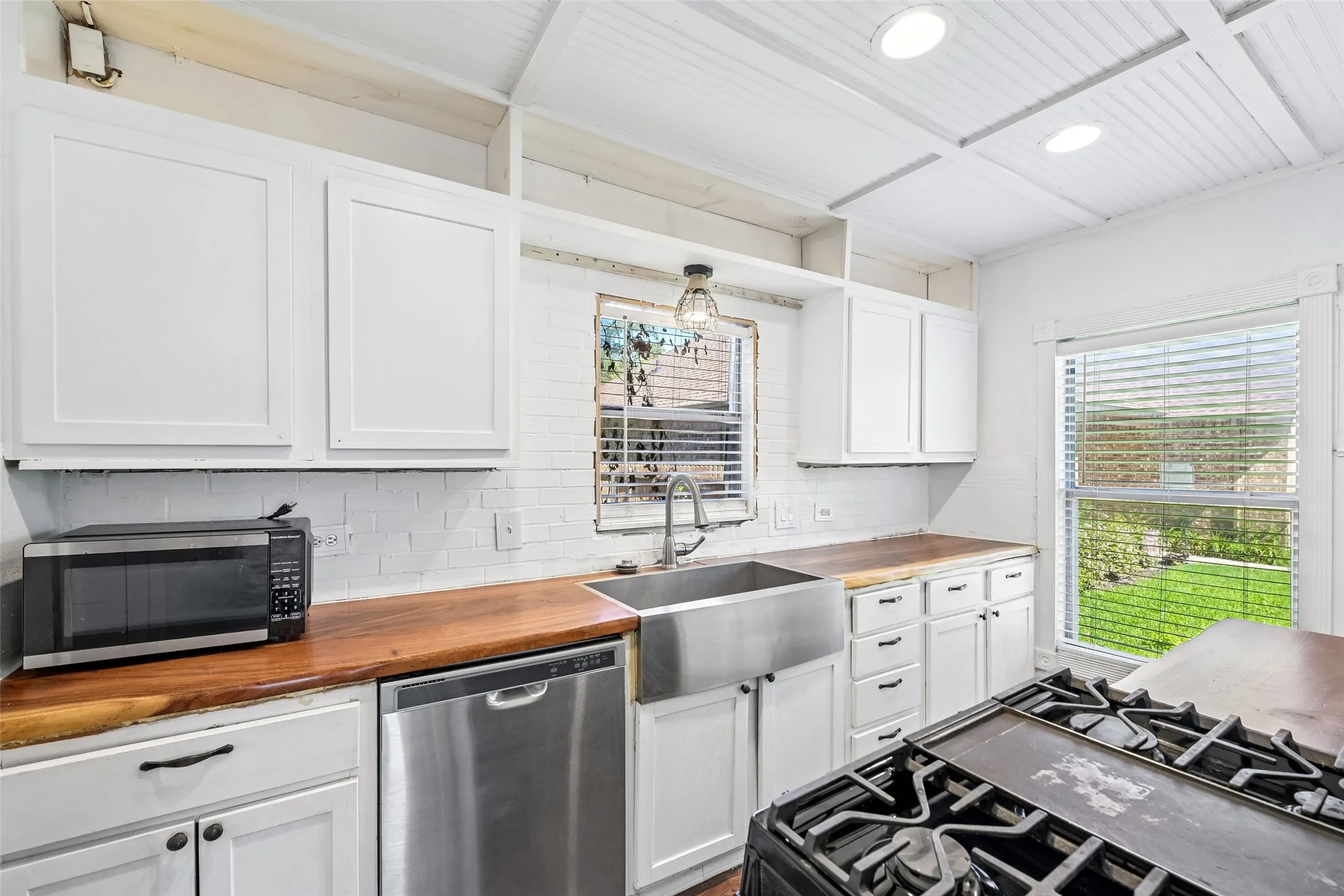 Single Family Residence For Sale in Ellis County , 503 E Avenue F, Midlothian, Texas 76065, 3 Bedroom, 2 Bathroom, Garage spaces, 1,564 Sqft, built in 1940, mls#21397162, Real Estate Agent in Midlothian, Homes For Sale in Ellis county, Homes For Sale in Midlothian, Realtor in Midlothian Texas, Real Estate Brokerage Independent Realty Texas, Luminita Cordes Realtor