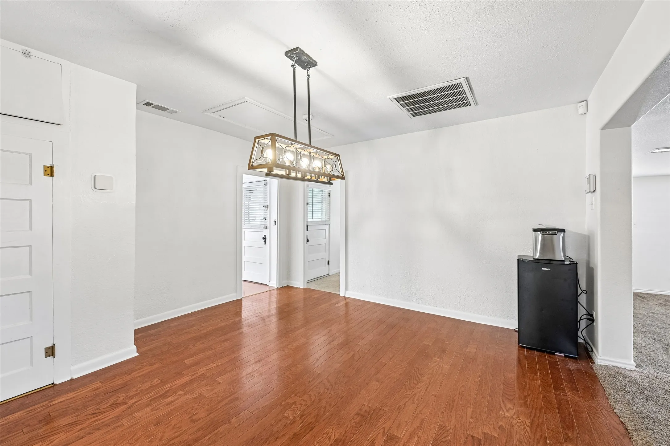 Single Family Residence For Sale in Ellis County , 503 E Avenue F, Midlothian, Texas 76065, 3 Bedroom, 2 Bathroom, Garage spaces, 1,564 Sqft, built in 1940, mls#21397162, Real Estate Agent in Midlothian, Homes For Sale in Ellis county, Homes For Sale in Midlothian, Realtor in Midlothian Texas, Real Estate Brokerage Independent Realty Texas, Luminita Cordes Realtor