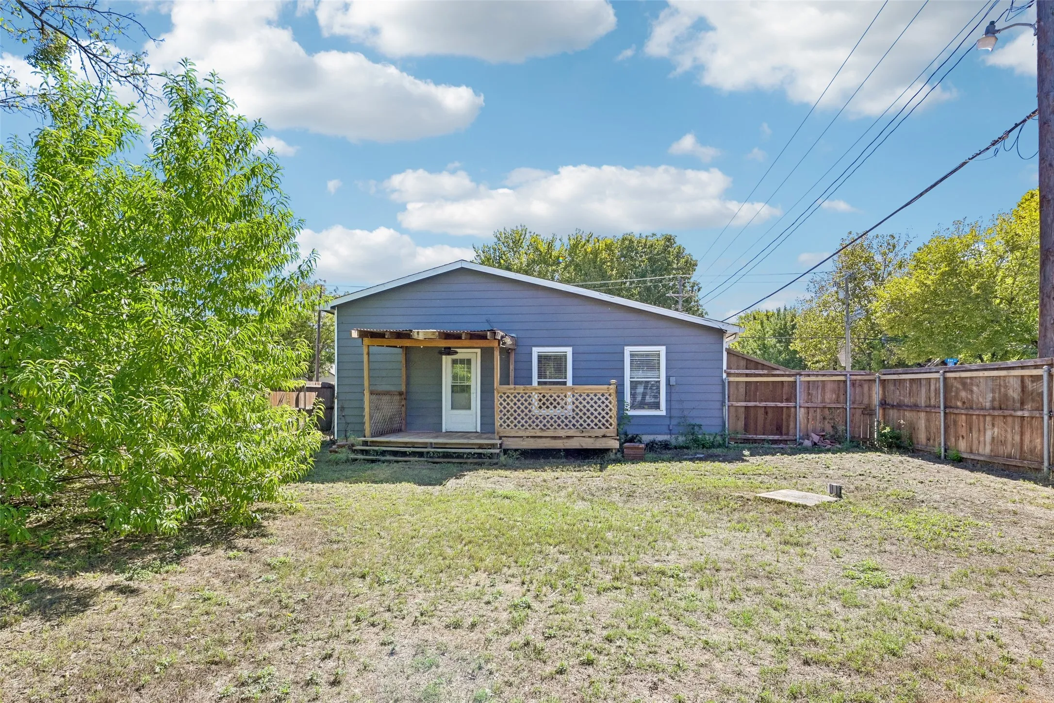 Single Family Residence For Sale in Ellis County , 503 E Avenue F, Midlothian, Texas 76065, 3 Bedroom, 2 Bathroom, Garage spaces, 1,564 Sqft, built in 1940, mls#21397162, Real Estate Agent in Midlothian, Homes For Sale in Ellis county, Homes For Sale in Midlothian, Realtor in Midlothian Texas, Real Estate Brokerage Independent Realty Texas, Luminita Cordes Realtor