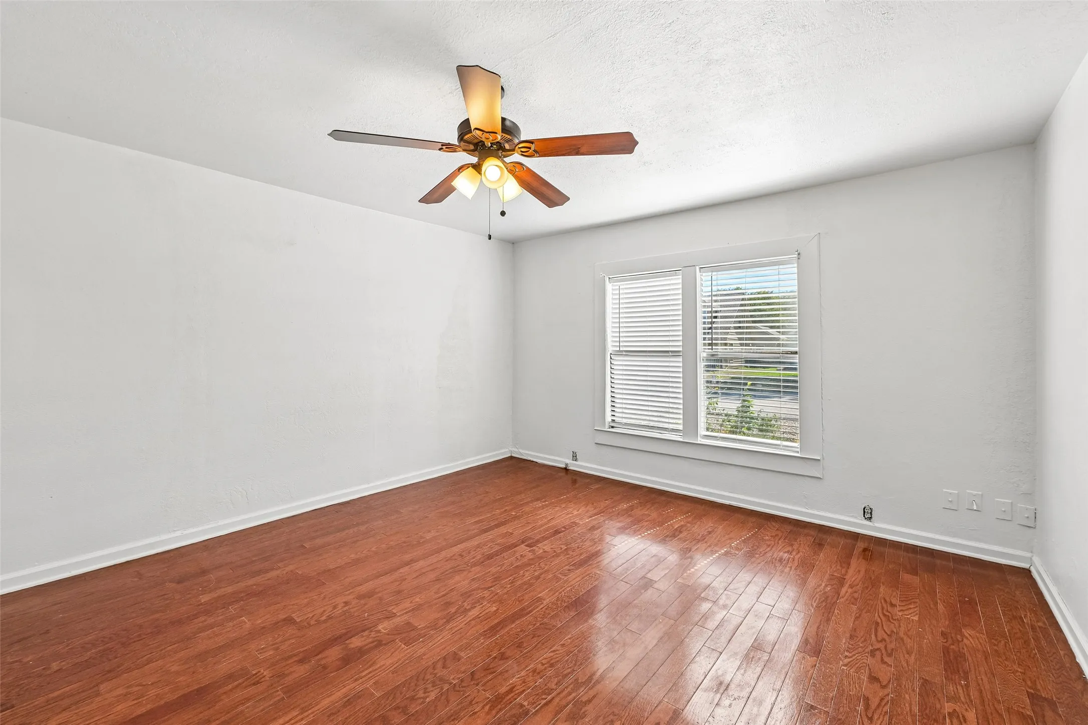 Single Family Residence For Sale in Ellis County , 503 E Avenue F, Midlothian, Texas 76065, 3 Bedroom, 2 Bathroom, Garage spaces, 1,564 Sqft, built in 1940, mls#21397162, Real Estate Agent in Midlothian, Homes For Sale in Ellis county, Homes For Sale in Midlothian, Realtor in Midlothian Texas, Real Estate Brokerage Independent Realty Texas, Luminita Cordes Realtor