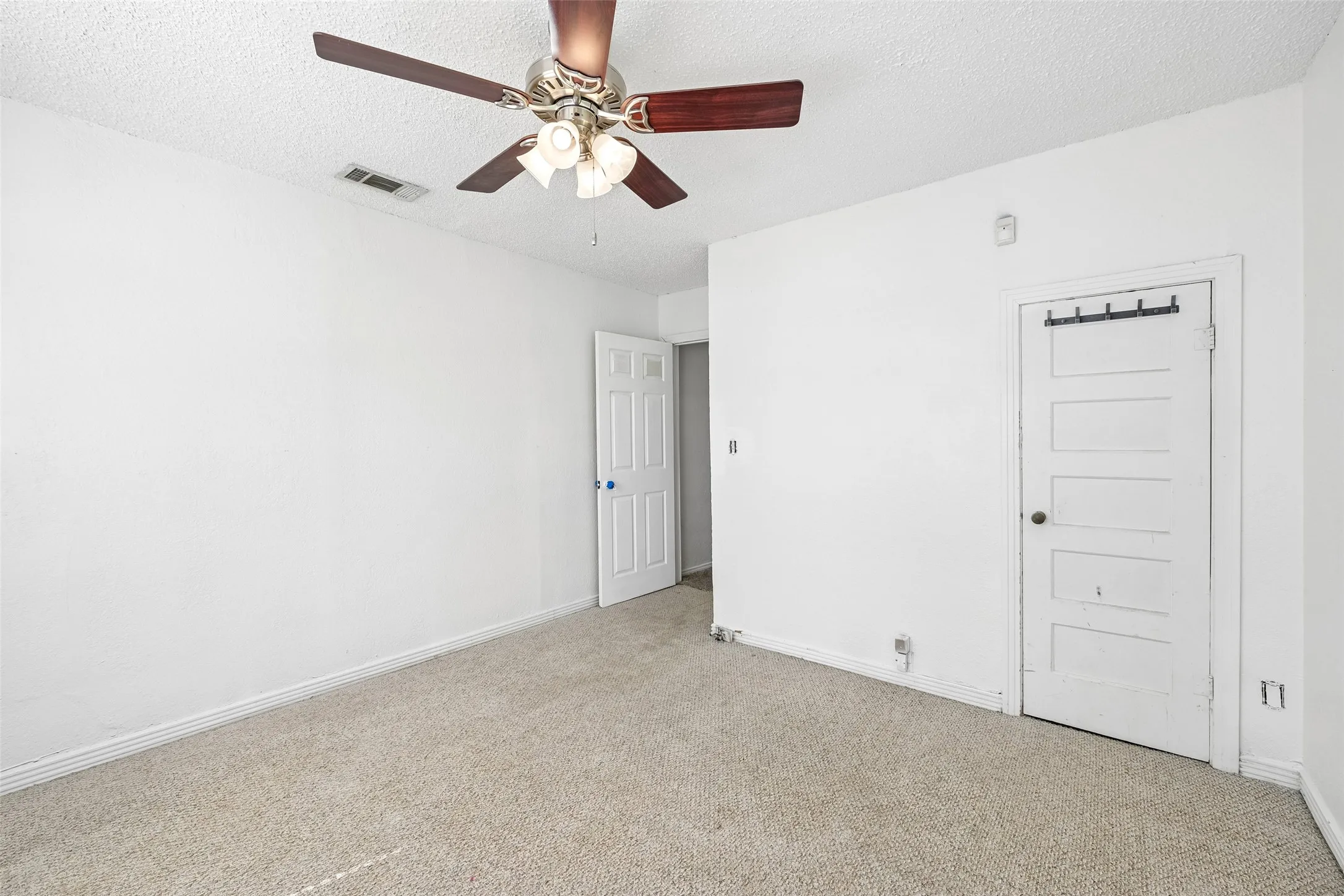 Single Family Residence For Sale in Ellis County , 503 E Avenue F, Midlothian, Texas 76065, 3 Bedroom, 2 Bathroom, Garage spaces, 1,564 Sqft, built in 1940, mls#21397162, Real Estate Agent in Midlothian, Homes For Sale in Ellis county, Homes For Sale in Midlothian, Realtor in Midlothian Texas, Real Estate Brokerage Independent Realty Texas, Luminita Cordes Realtor