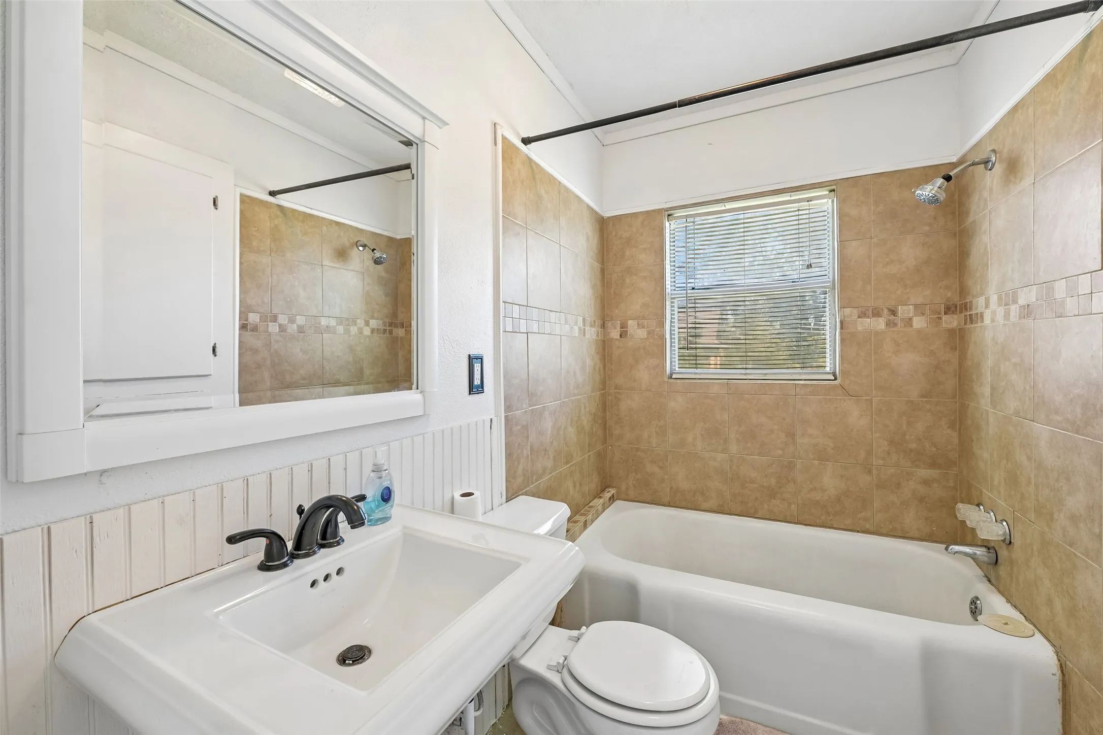 Single Family Residence For Sale in Ellis County , 503 E Avenue F, Midlothian, Texas 76065, 3 Bedroom, 2 Bathroom, Garage spaces, 1,564 Sqft, built in 1940, mls#21397162, Real Estate Agent in Midlothian, Homes For Sale in Ellis county, Homes For Sale in Midlothian, Realtor in Midlothian Texas, Real Estate Brokerage Independent Realty Texas, Luminita Cordes Realtor