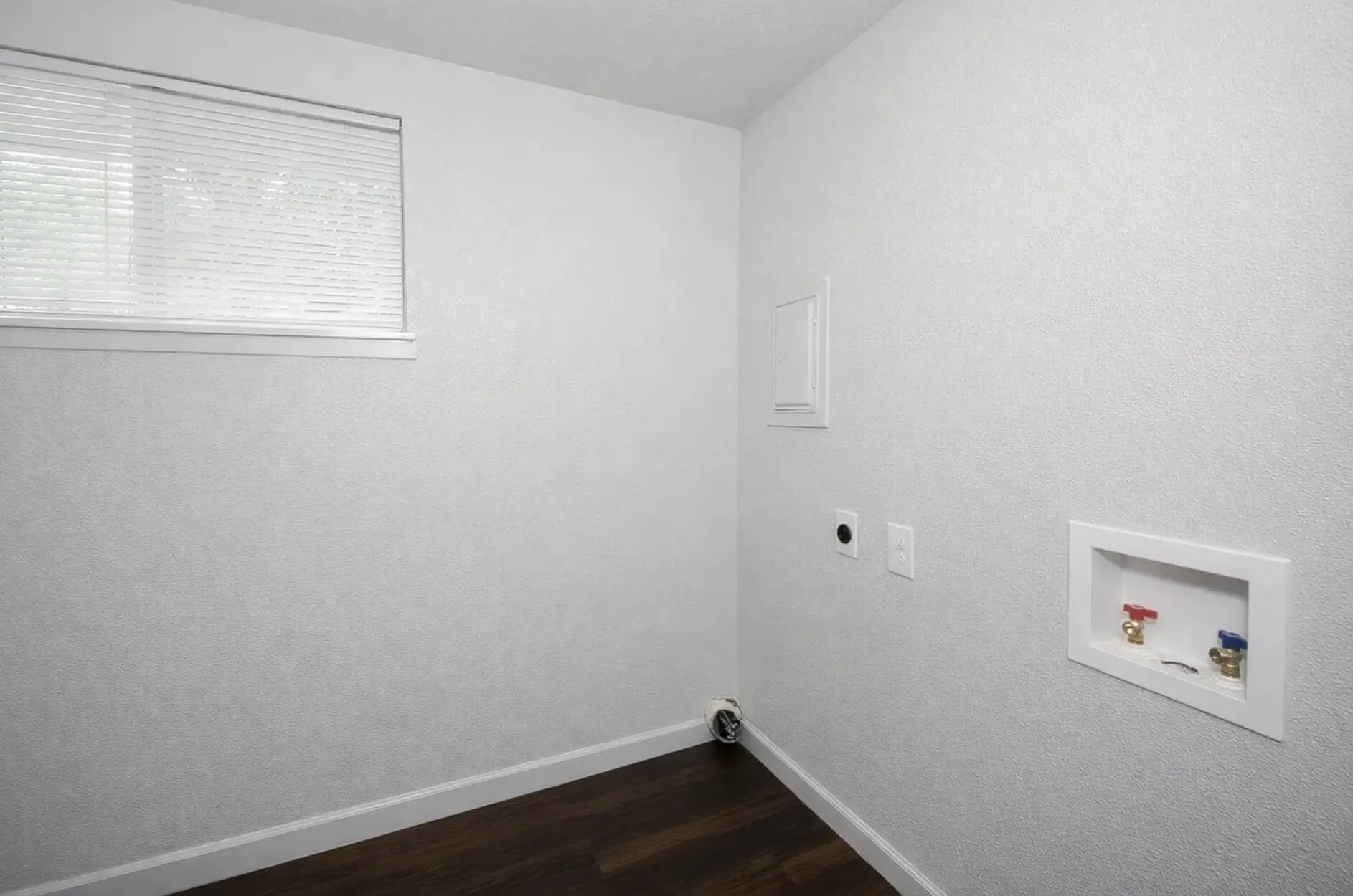 Single Family Residence For Sale in Tarrant County , 2628 Avenue G, Fort Worth, Texas 76105, 5 Bedroom, 3 Bathroom, Garage spaces, 1,440 Sqft, built in 1925, mls#21406024, Real Estate Agent in Fort Worth, Homes For Sale in Tarrant county, Homes For Sale in Fort Worth, Realtor in Fort Worth Texas, Real Estate Brokerage Independent Realty Texas, Luminita Cordes Realtor
