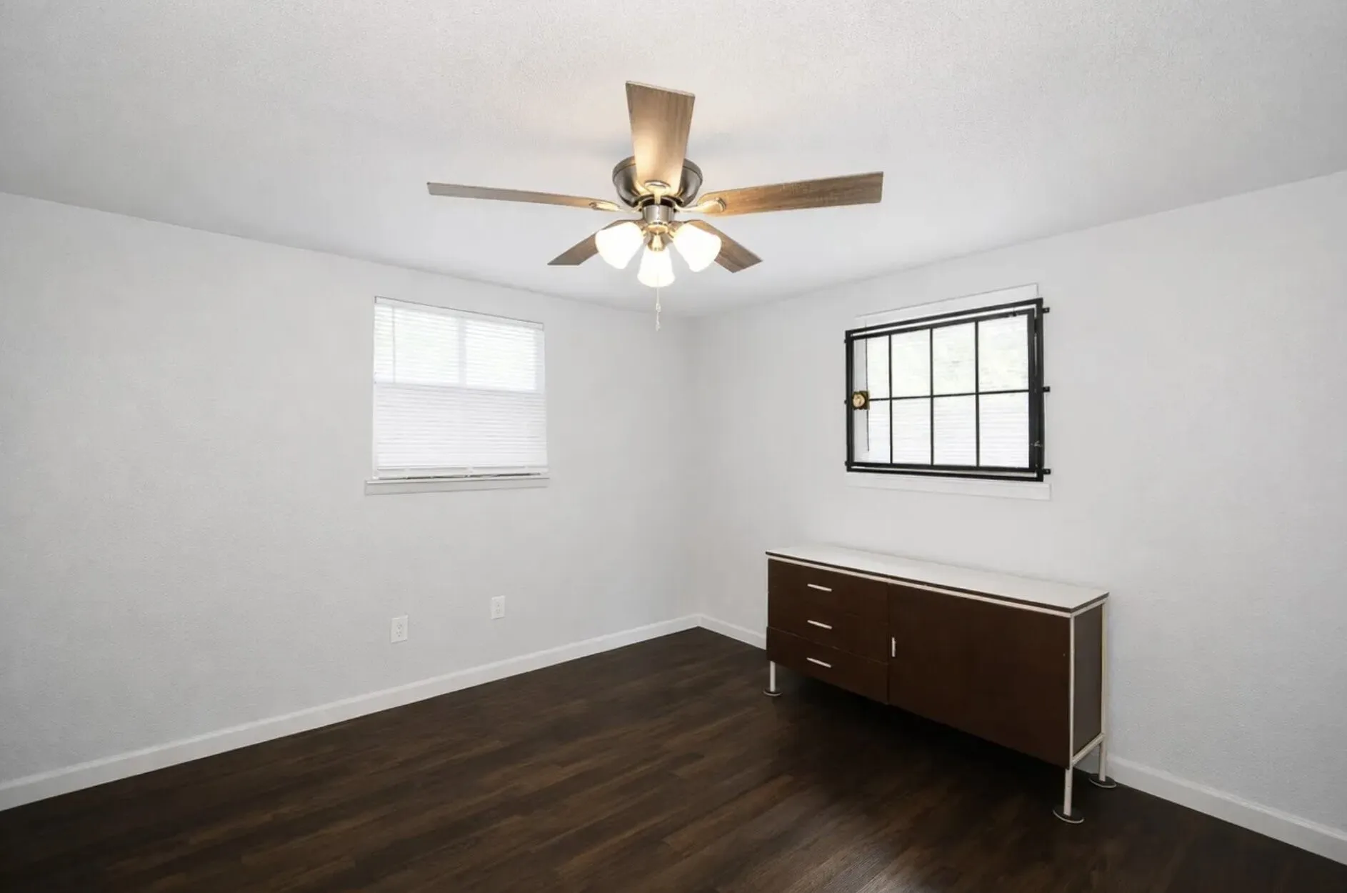 Single Family Residence For Sale in Tarrant County , 2628 Avenue G, Fort Worth, Texas 76105, 5 Bedroom, 3 Bathroom, Garage spaces, 1,440 Sqft, built in 1925, mls#21406024, Real Estate Agent in Fort Worth, Homes For Sale in Tarrant county, Homes For Sale in Fort Worth, Realtor in Fort Worth Texas, Real Estate Brokerage Independent Realty Texas, Luminita Cordes Realtor