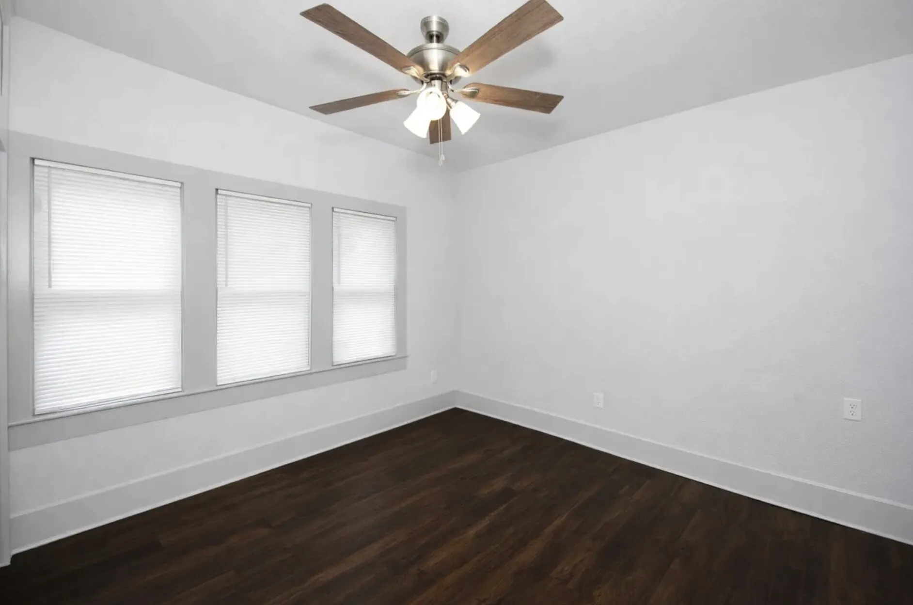 Single Family Residence For Sale in Tarrant County , 2628 Avenue G, Fort Worth, Texas 76105, 5 Bedroom, 3 Bathroom, Garage spaces, 1,440 Sqft, built in 1925, mls#21406024, Real Estate Agent in Fort Worth, Homes For Sale in Tarrant county, Homes For Sale in Fort Worth, Realtor in Fort Worth Texas, Real Estate Brokerage Independent Realty Texas, Luminita Cordes Realtor