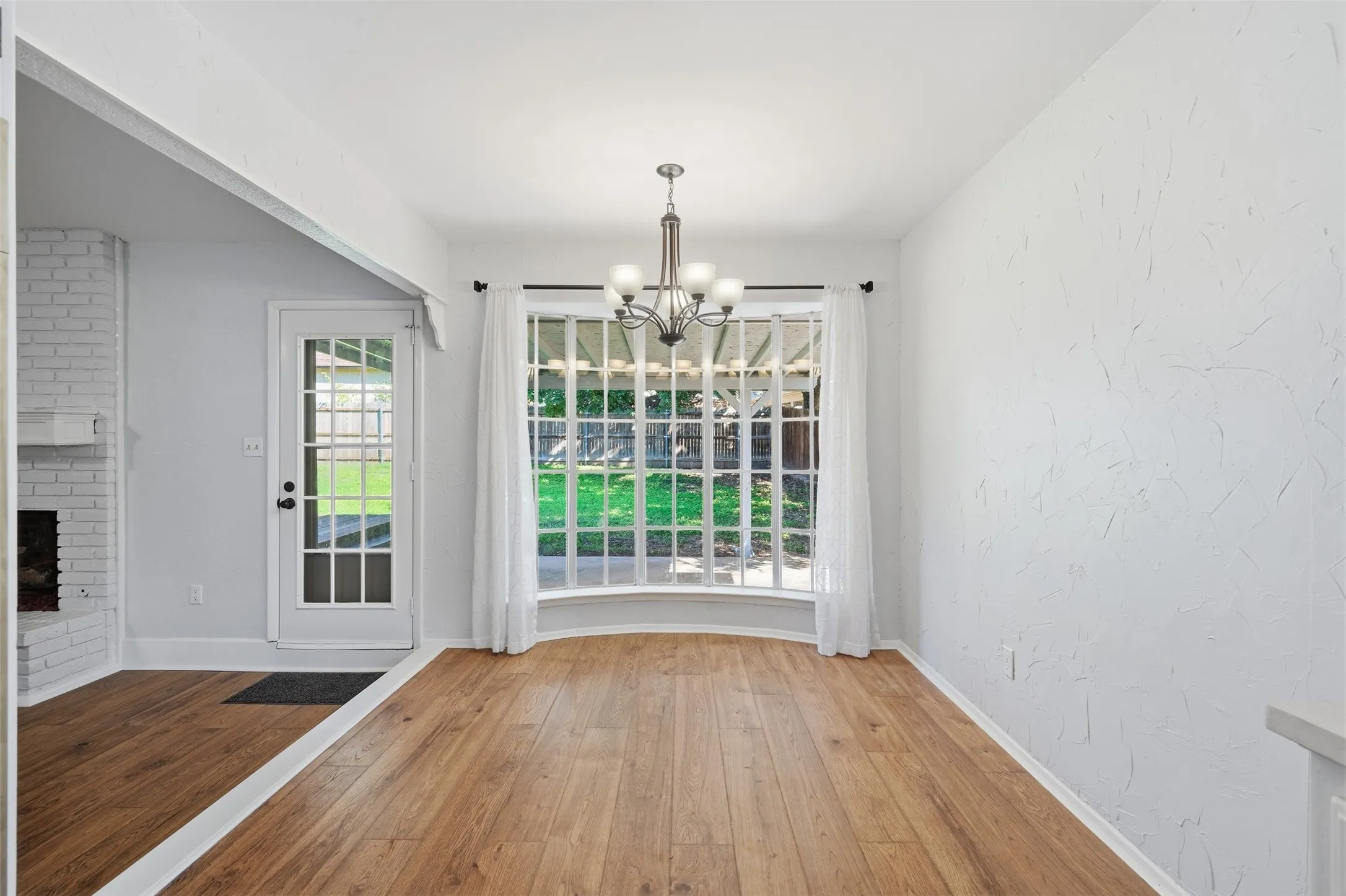 Single Family Residence For Rent in Tarrant County , 5917 Pleasant Hill Drive, Arlington, Texas 76016, 3 Bedroom, 2 Bathroom, 2 Garage spaces, 1,518 Sqft, built in 1979, mls#21406000, Real Estate Agent in Arlington, Homes For Rent in Tarrant county, Homes For Rent in Arlington, Realtor in Arlington Texas, Real Estate Brokerage Independent Realty Texas, Luminita Cordes Realtor