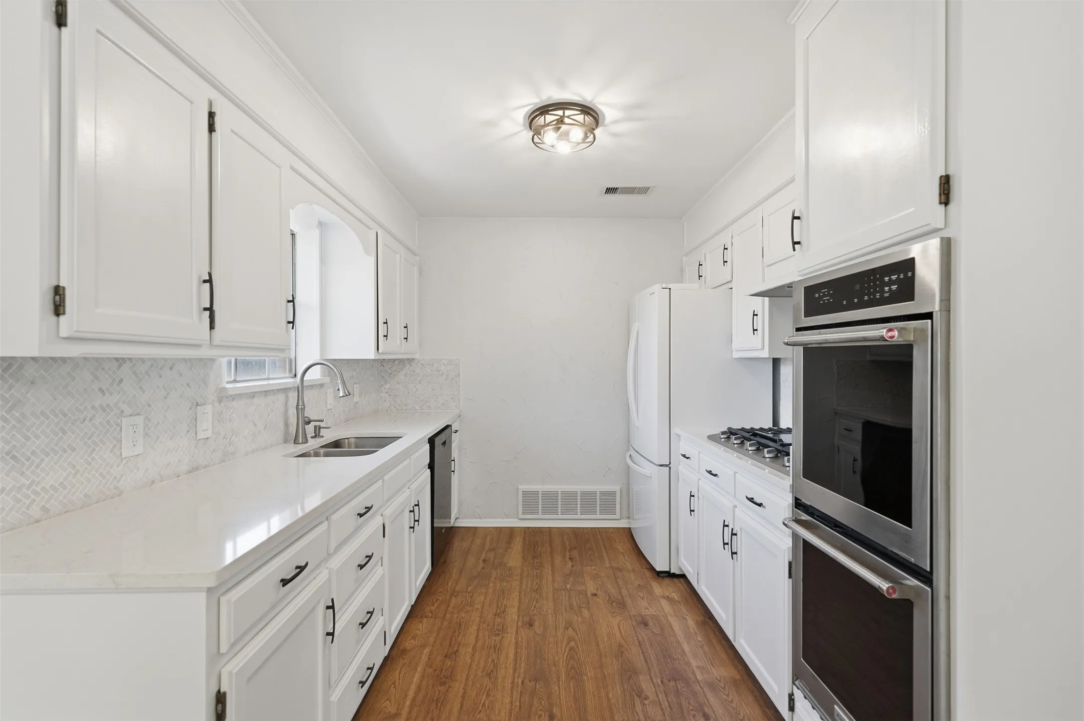 Single Family Residence For Rent in Tarrant County , 5917 Pleasant Hill Drive, Arlington, Texas 76016, 3 Bedroom, 2 Bathroom, 2 Garage spaces, 1,518 Sqft, built in 1979, mls#21406000, Real Estate Agent in Arlington, Homes For Rent in Tarrant county, Homes For Rent in Arlington, Realtor in Arlington Texas, Real Estate Brokerage Independent Realty Texas, Luminita Cordes Realtor