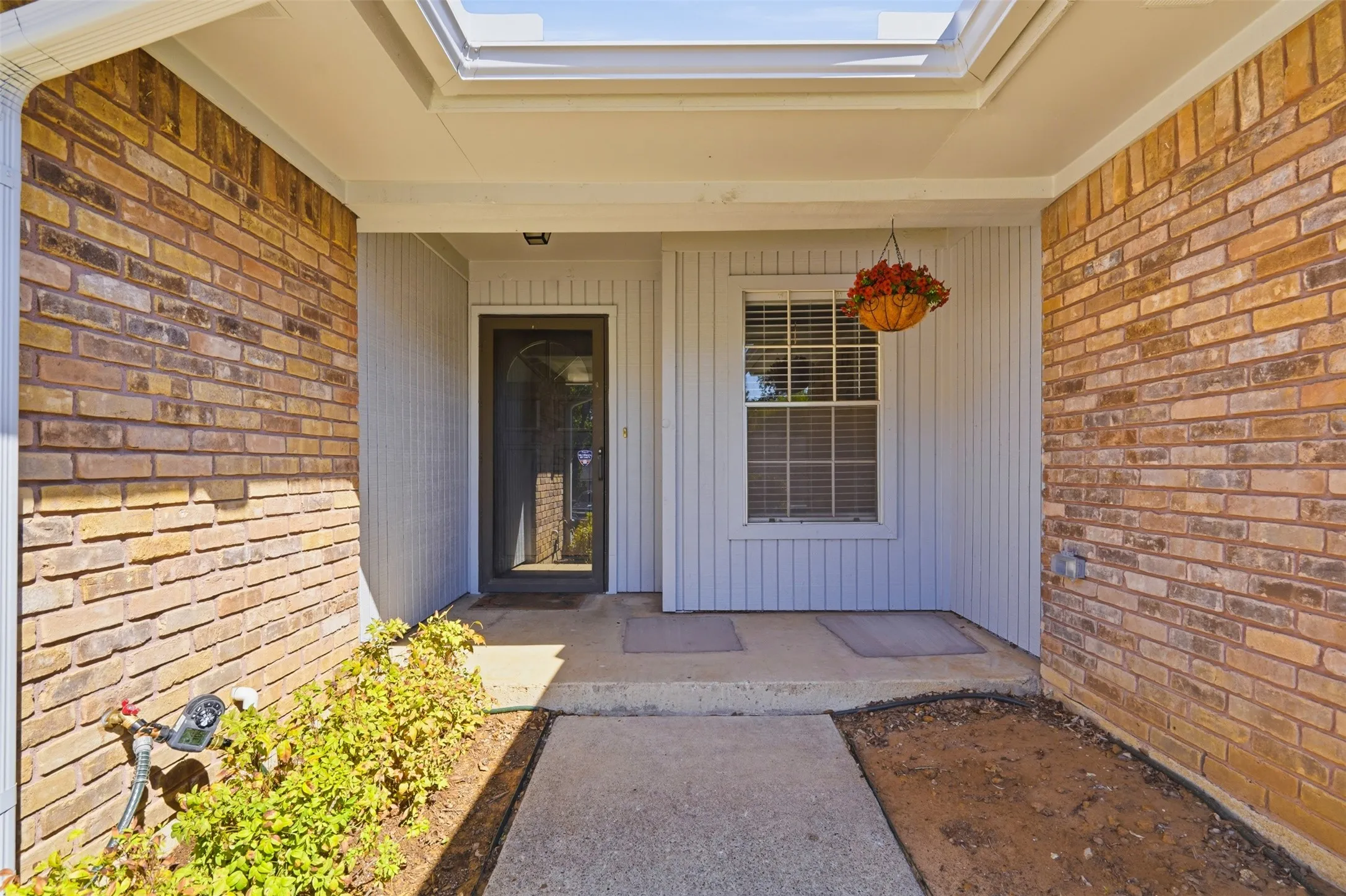 Single Family Residence For Rent in Tarrant County , 5917 Pleasant Hill Drive, Arlington, Texas 76016, 3 Bedroom, 2 Bathroom, 2 Garage spaces, 1,518 Sqft, built in 1979, mls#21406000, Real Estate Agent in Arlington, Homes For Rent in Tarrant county, Homes For Rent in Arlington, Realtor in Arlington Texas, Real Estate Brokerage Independent Realty Texas, Luminita Cordes Realtor