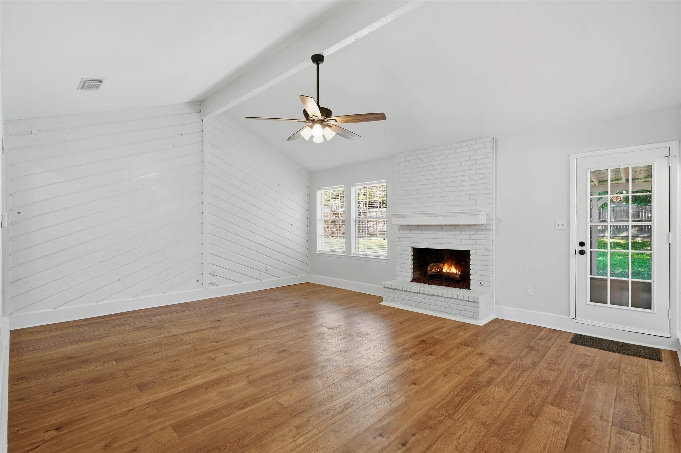 Single Family Residence For Rent in Tarrant County , 5917 Pleasant Hill Drive, Arlington, Texas 76016, 3 Bedroom, 2 Bathroom, 2 Garage spaces, 1,518 Sqft, built in 1979, mls#21406000, Real Estate Agent in Arlington, Homes For Rent in Tarrant county, Homes For Rent in Arlington, Realtor in Arlington Texas, Real Estate Brokerage Independent Realty Texas, Luminita Cordes Realtor