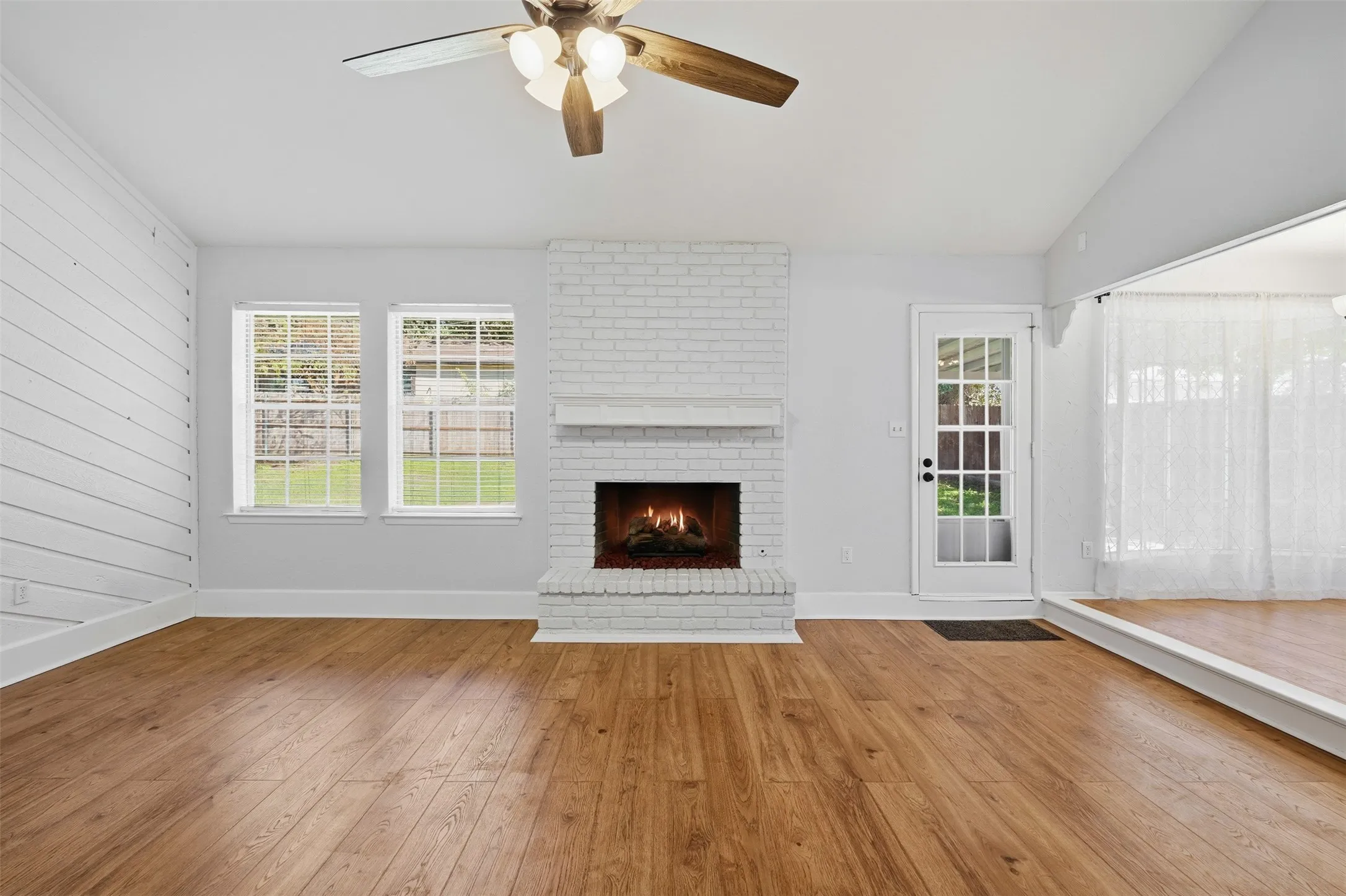 Single Family Residence For Rent in Tarrant County , 5917 Pleasant Hill Drive, Arlington, Texas 76016, 3 Bedroom, 2 Bathroom, 2 Garage spaces, 1,518 Sqft, built in 1979, mls#21406000, Real Estate Agent in Arlington, Homes For Rent in Tarrant county, Homes For Rent in Arlington, Realtor in Arlington Texas, Real Estate Brokerage Independent Realty Texas, Luminita Cordes Realtor