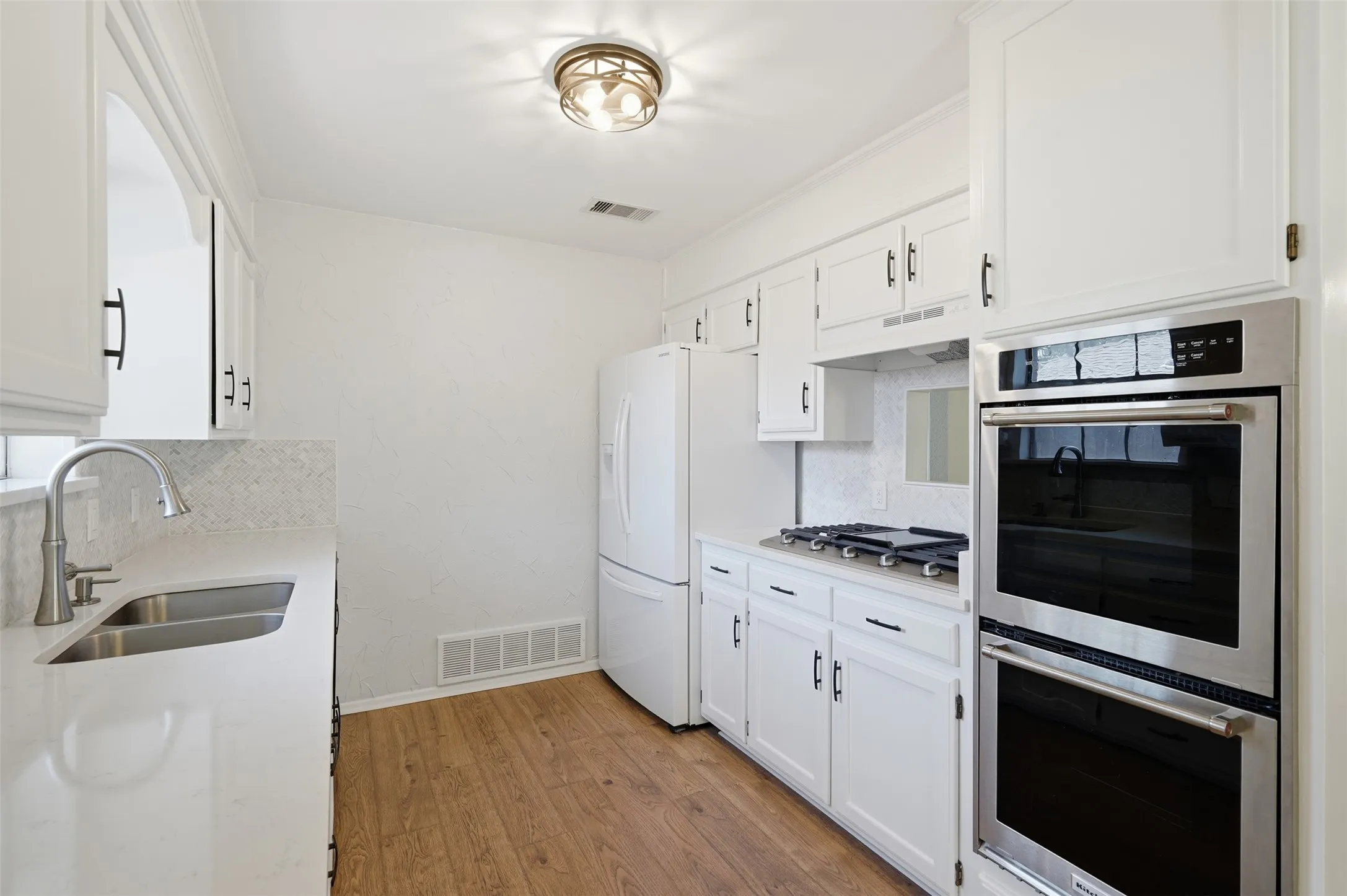 Single Family Residence For Rent in Tarrant County , 5917 Pleasant Hill Drive, Arlington, Texas 76016, 3 Bedroom, 2 Bathroom, 2 Garage spaces, 1,518 Sqft, built in 1979, mls#21406000, Real Estate Agent in Arlington, Homes For Rent in Tarrant county, Homes For Rent in Arlington, Realtor in Arlington Texas, Real Estate Brokerage Independent Realty Texas, Luminita Cordes Realtor