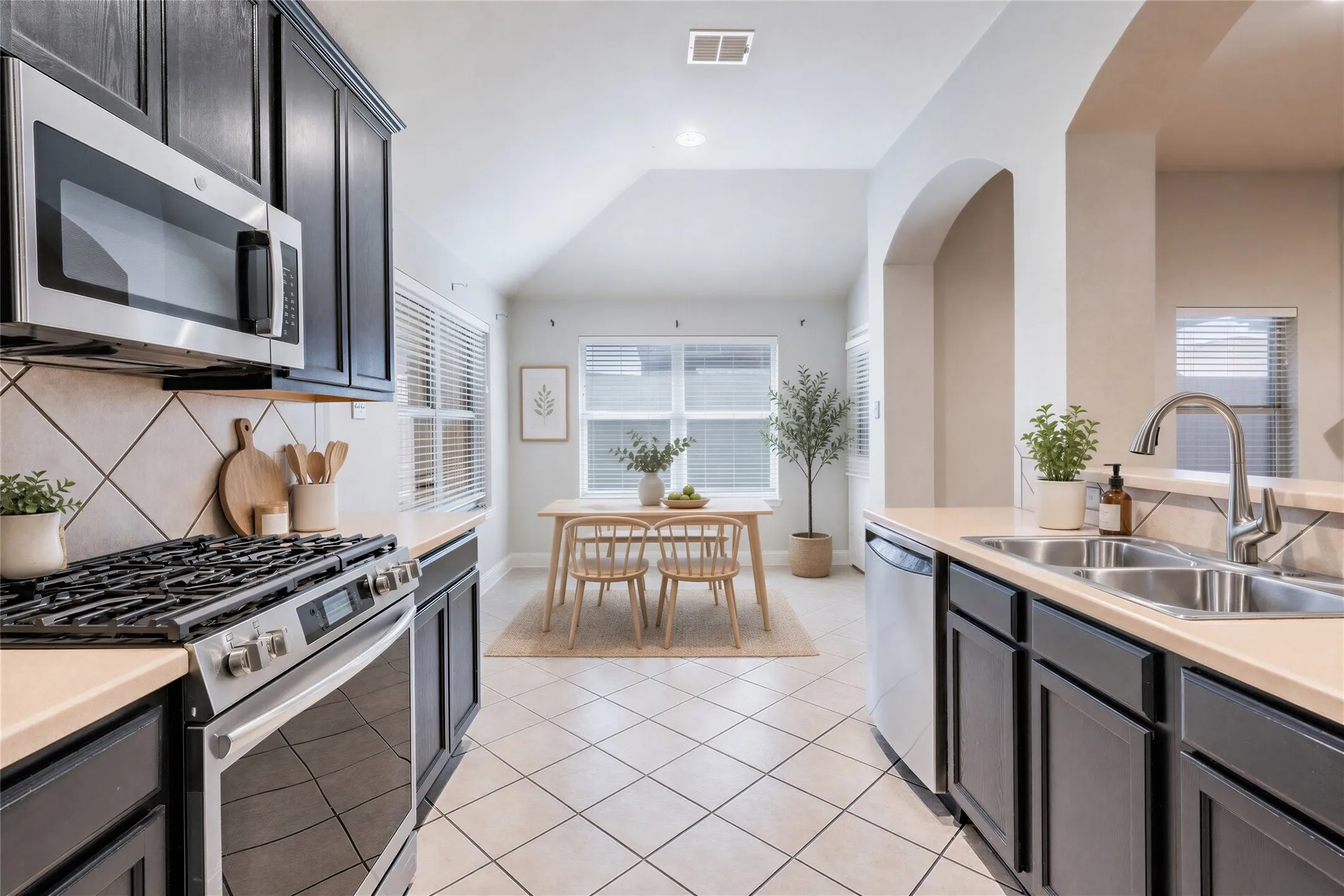 Single Family Residence For Rent in Denton County , 228 Flatwood Drive, Little Elm, Texas 75068, 3 Bedroom, 2 Bathroom, 2 Garage spaces, 1,581 Sqft, built in 2006, mls#21404795, Real Estate Agent in Little Elm, Homes For Rent in Denton county, Homes For Rent in Little Elm, Realtor in Little Elm Texas, Real Estate Brokerage Independent Realty Texas, Luminita Cordes Realtor