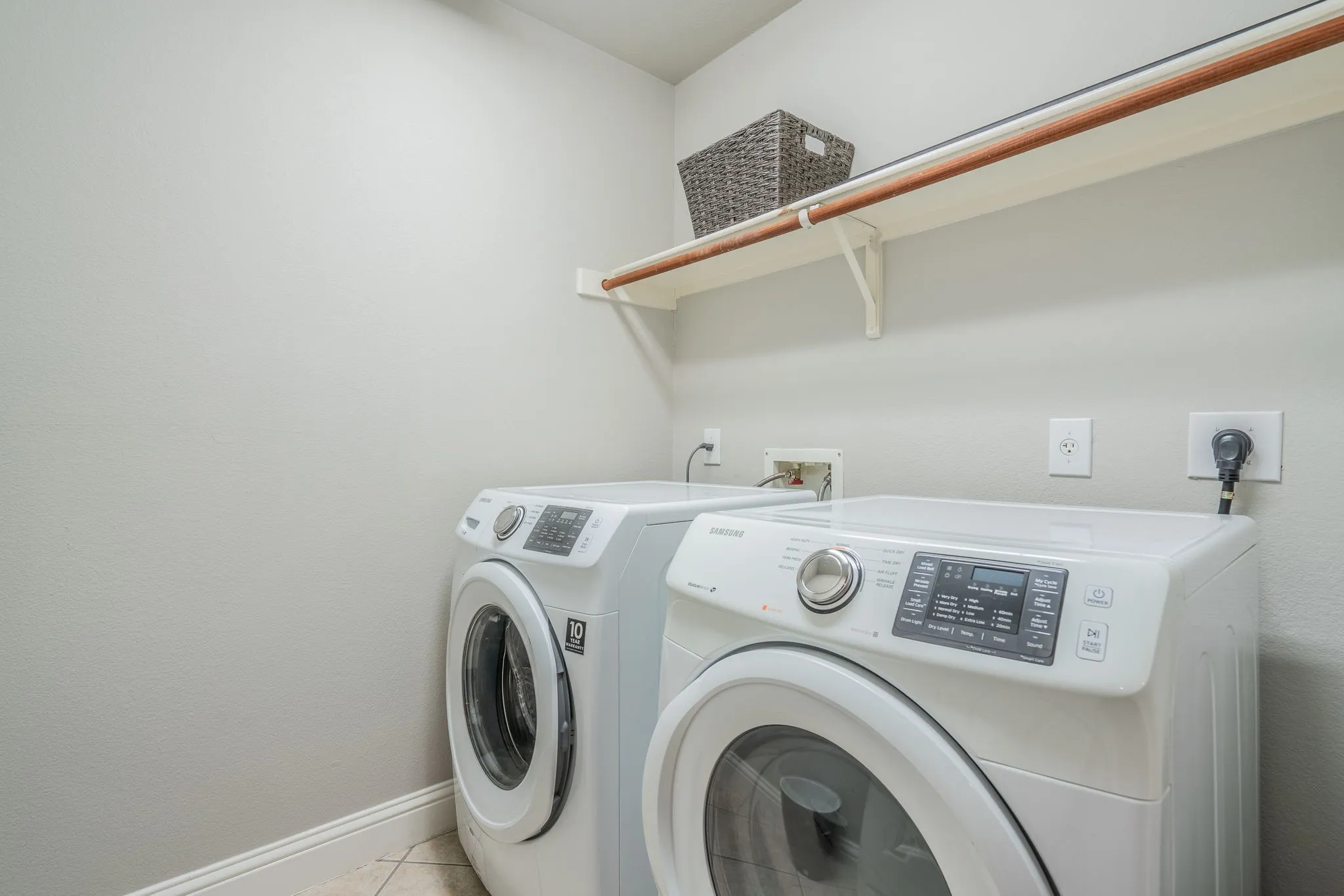 Single Family Residence For Rent in Denton County , 228 Flatwood Drive, Little Elm, Texas 75068, 3 Bedroom, 2 Bathroom, 2 Garage spaces, 1,581 Sqft, built in 2006, mls#21404795, Real Estate Agent in Little Elm, Homes For Rent in Denton county, Homes For Rent in Little Elm, Realtor in Little Elm Texas, Real Estate Brokerage Independent Realty Texas, Luminita Cordes Realtor