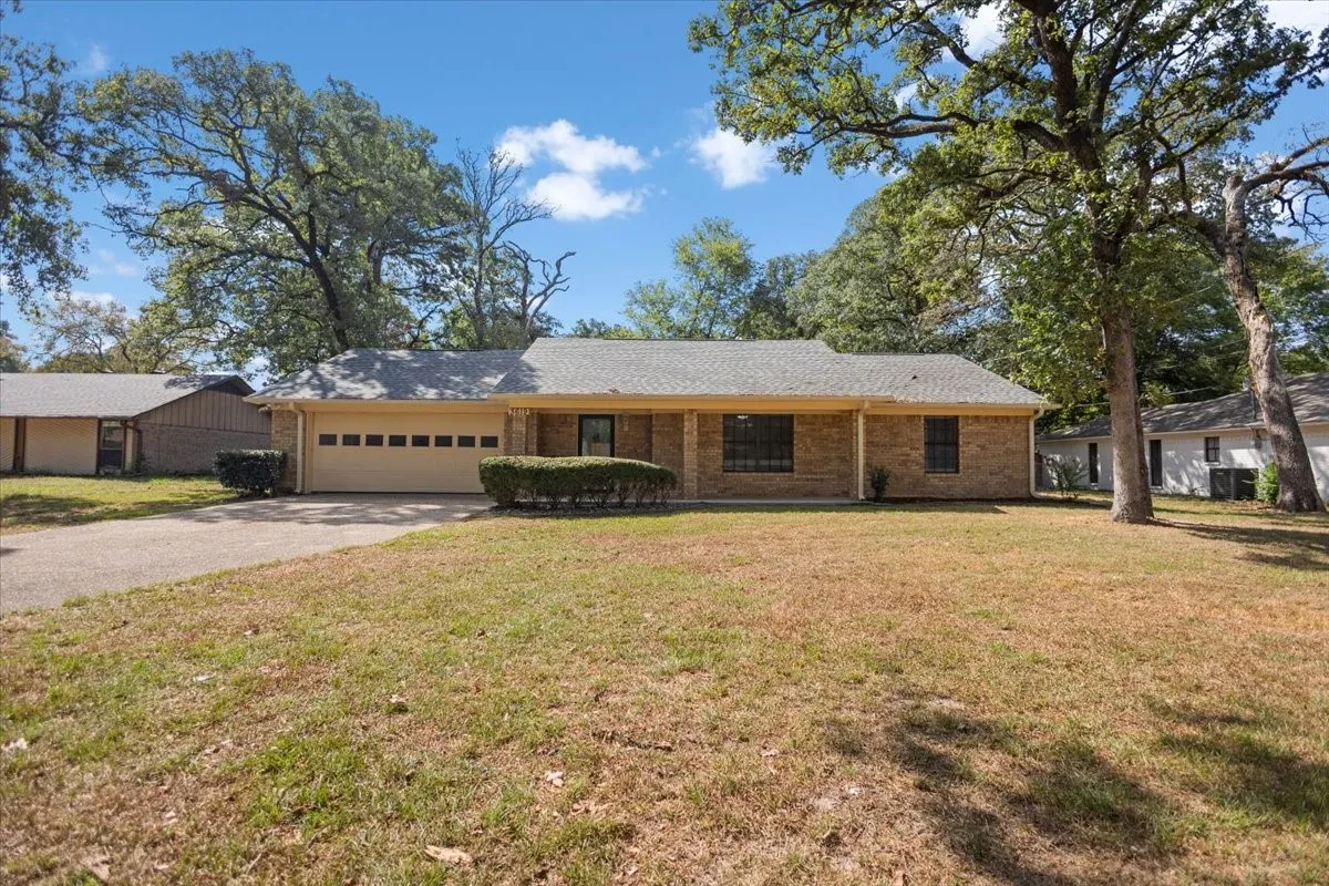 Single Family Residence For Sale in Smith County , 3619 Leaning Oaks, Flint, Texas 75962, 3 Bedroom, 2 Bathroom, 2 Garage spaces, 1,961 Sqft, built in 1983, mls#21405971, Real Estate Agent in Flint, Homes For Sale in Smith county, Homes For Sale in Flint, Realtor in Flint Texas, Real Estate Brokerage Independent Realty Texas, Luminita Cordes Realtor