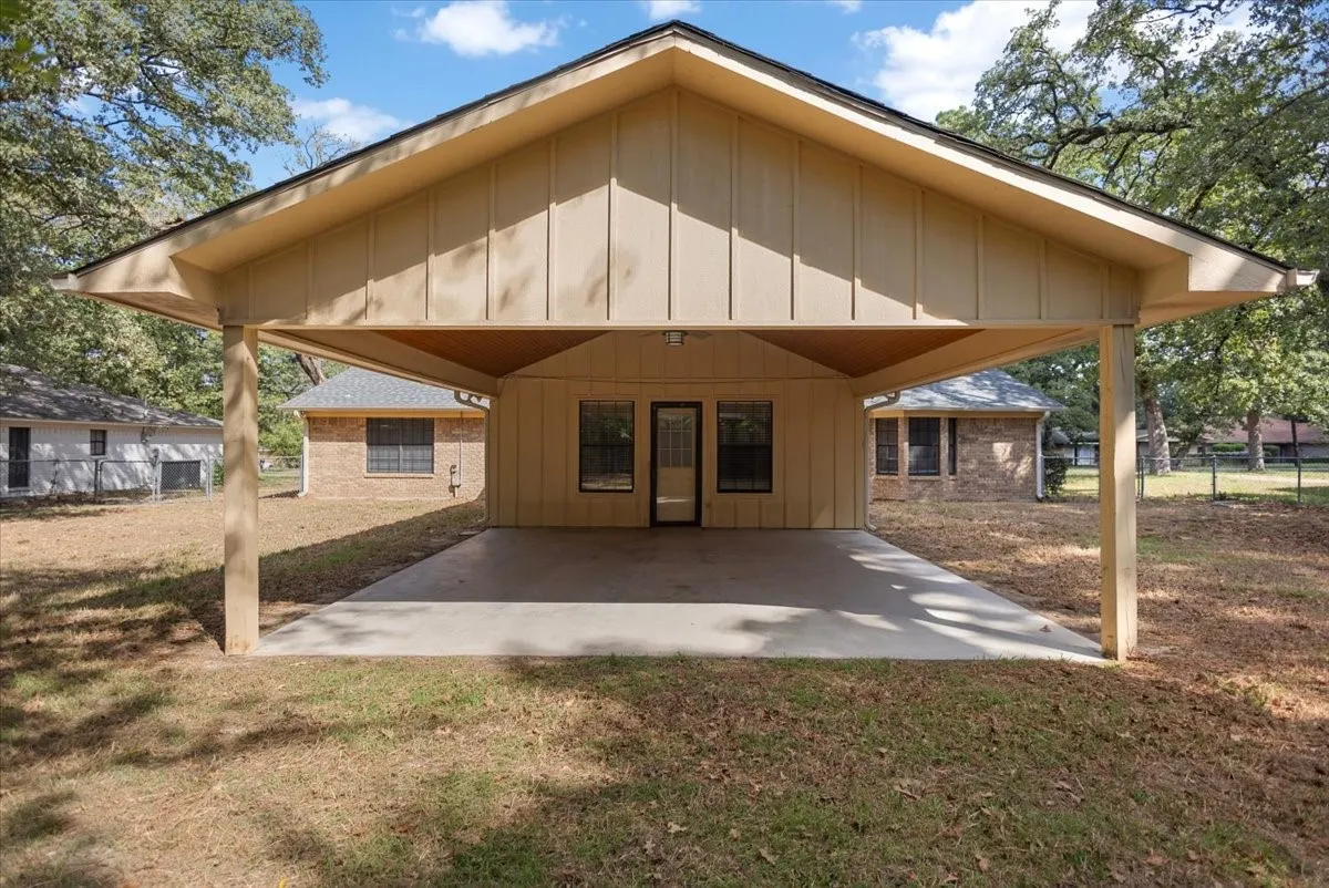 Single Family Residence For Sale in Smith County , 3619 Leaning Oaks, Flint, Texas 75962, 3 Bedroom, 2 Bathroom, 2 Garage spaces, 1,961 Sqft, built in 1983, mls#21405971, Real Estate Agent in Flint, Homes For Sale in Smith county, Homes For Sale in Flint, Realtor in Flint Texas, Real Estate Brokerage Independent Realty Texas, Luminita Cordes Realtor