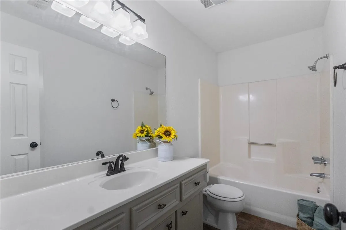Single Family Residence For Sale in Smith County , 3619 Leaning Oaks, Flint, Texas 75962, 3 Bedroom, 2 Bathroom, 2 Garage spaces, 1,961 Sqft, built in 1983, mls#21405971, Real Estate Agent in Flint, Homes For Sale in Smith county, Homes For Sale in Flint, Realtor in Flint Texas, Real Estate Brokerage Independent Realty Texas, Luminita Cordes Realtor