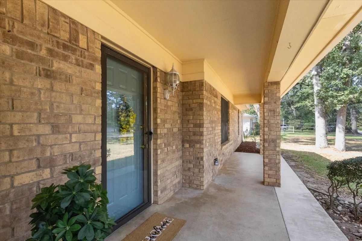Single Family Residence For Sale in Smith County , 3619 Leaning Oaks, Flint, Texas 75962, 3 Bedroom, 2 Bathroom, 2 Garage spaces, 1,961 Sqft, built in 1983, mls#21405971, Real Estate Agent in Flint, Homes For Sale in Smith county, Homes For Sale in Flint, Realtor in Flint Texas, Real Estate Brokerage Independent Realty Texas, Luminita Cordes Realtor