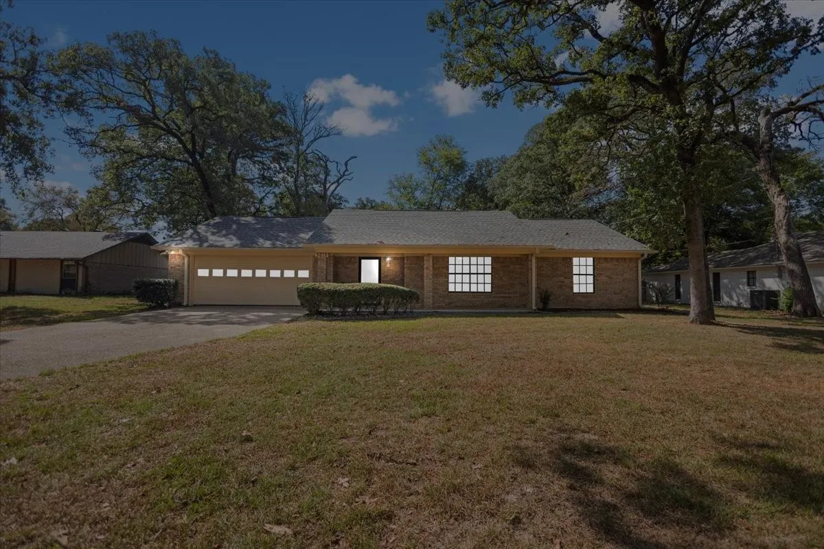 Single Family Residence For Sale in Smith County , 3619 Leaning Oaks, Flint, Texas 75962, 3 Bedroom, 2 Bathroom, 2 Garage spaces, 1,961 Sqft, built in 1983, mls#21405971, Real Estate Agent in Flint, Homes For Sale in Smith county, Homes For Sale in Flint, Realtor in Flint Texas, Real Estate Brokerage Independent Realty Texas, Luminita Cordes Realtor