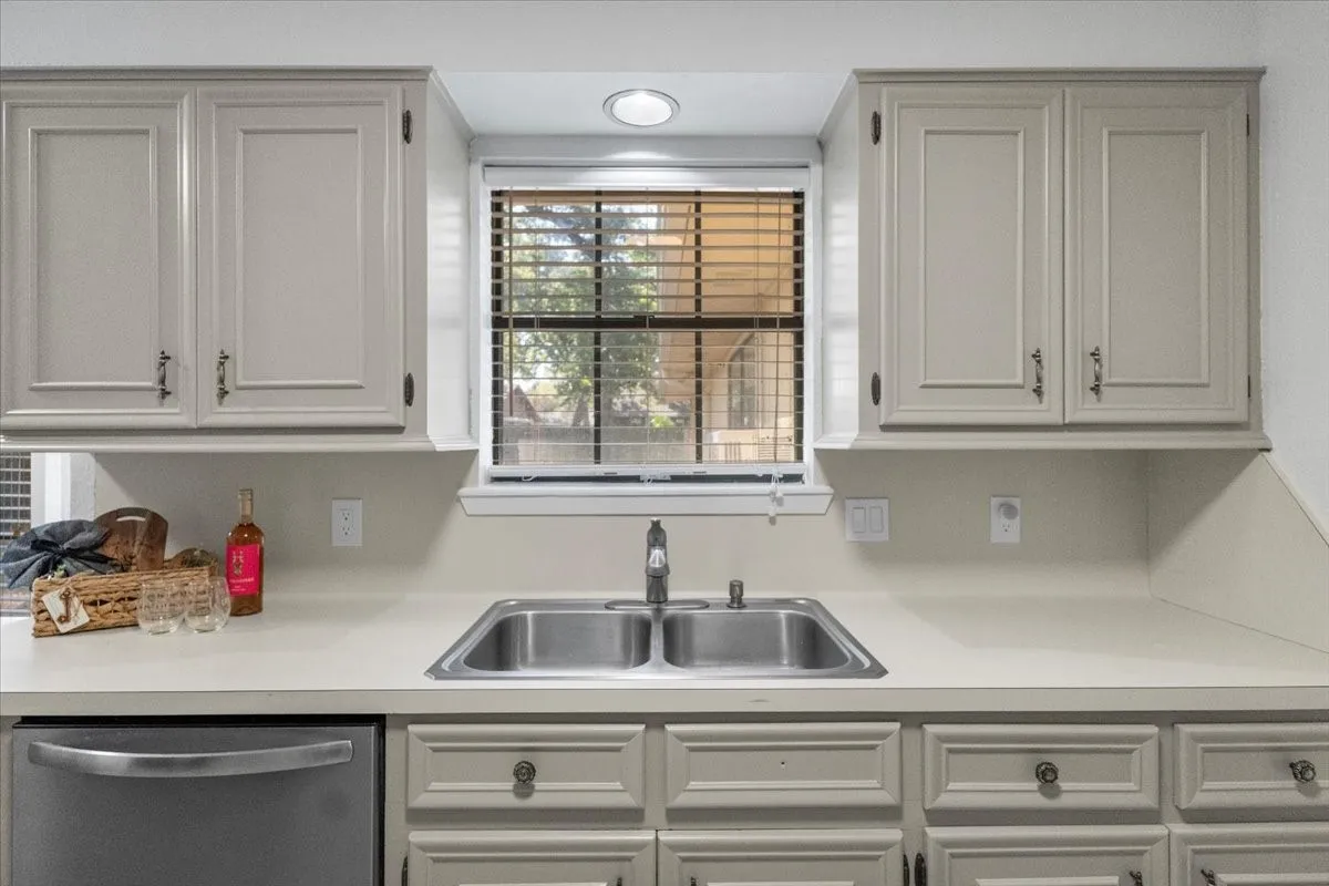 Single Family Residence For Sale in Smith County , 3619 Leaning Oaks, Flint, Texas 75962, 3 Bedroom, 2 Bathroom, 2 Garage spaces, 1,961 Sqft, built in 1983, mls#21405971, Real Estate Agent in Flint, Homes For Sale in Smith county, Homes For Sale in Flint, Realtor in Flint Texas, Real Estate Brokerage Independent Realty Texas, Luminita Cordes Realtor