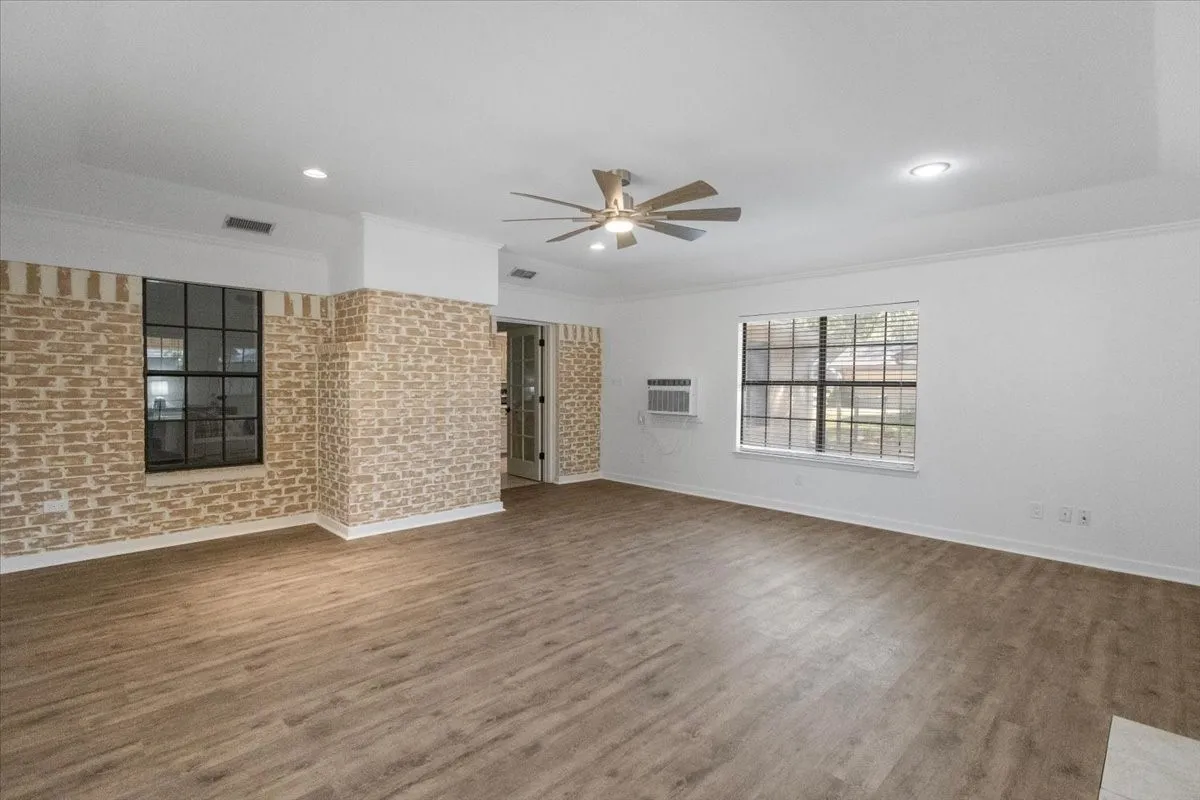 Single Family Residence For Sale in Smith County , 3619 Leaning Oaks, Flint, Texas 75962, 3 Bedroom, 2 Bathroom, 2 Garage spaces, 1,961 Sqft, built in 1983, mls#21405971, Real Estate Agent in Flint, Homes For Sale in Smith county, Homes For Sale in Flint, Realtor in Flint Texas, Real Estate Brokerage Independent Realty Texas, Luminita Cordes Realtor