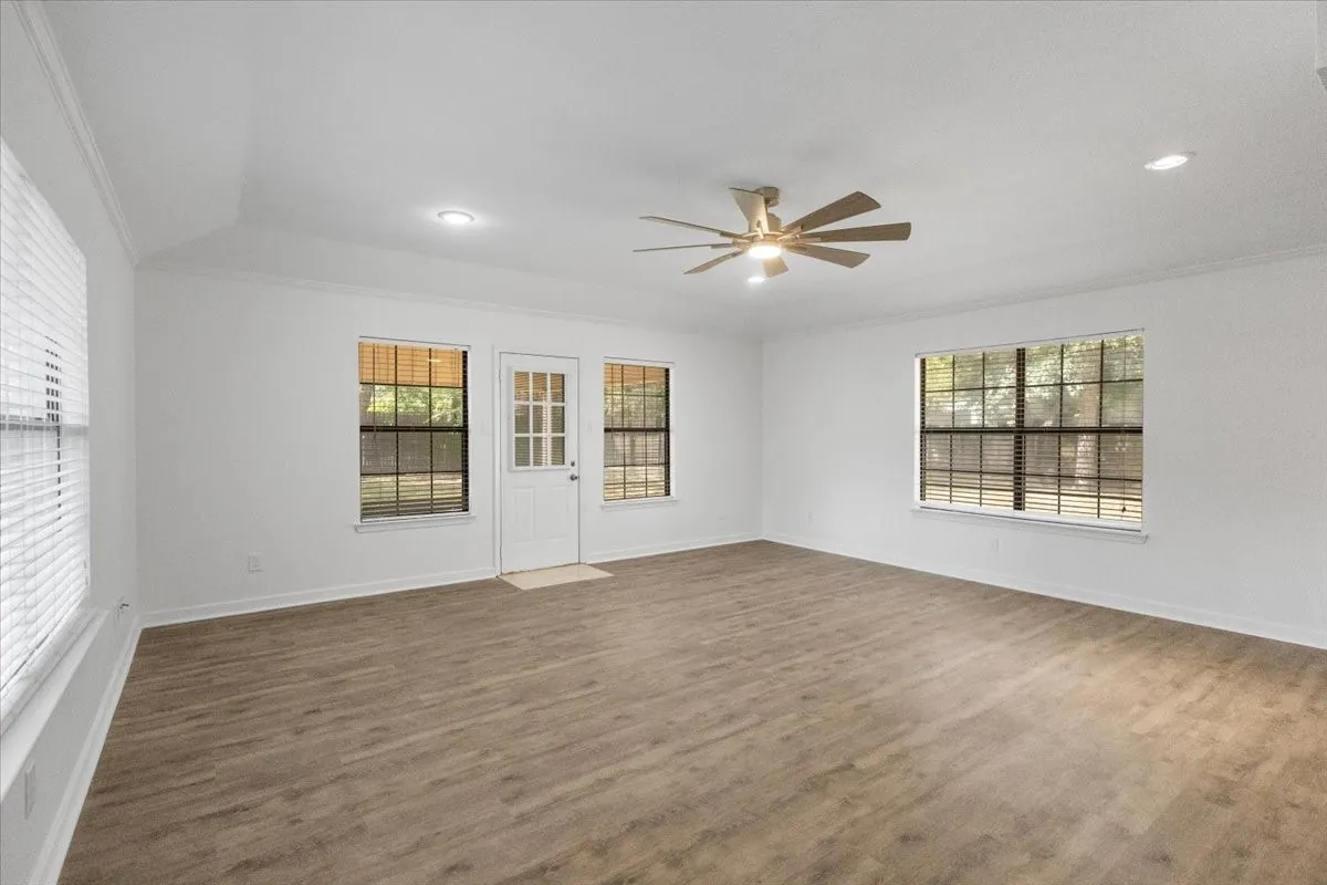 Single Family Residence For Sale in Smith County , 3619 Leaning Oaks, Flint, Texas 75962, 3 Bedroom, 2 Bathroom, 2 Garage spaces, 1,961 Sqft, built in 1983, mls#21405971, Real Estate Agent in Flint, Homes For Sale in Smith county, Homes For Sale in Flint, Realtor in Flint Texas, Real Estate Brokerage Independent Realty Texas, Luminita Cordes Realtor