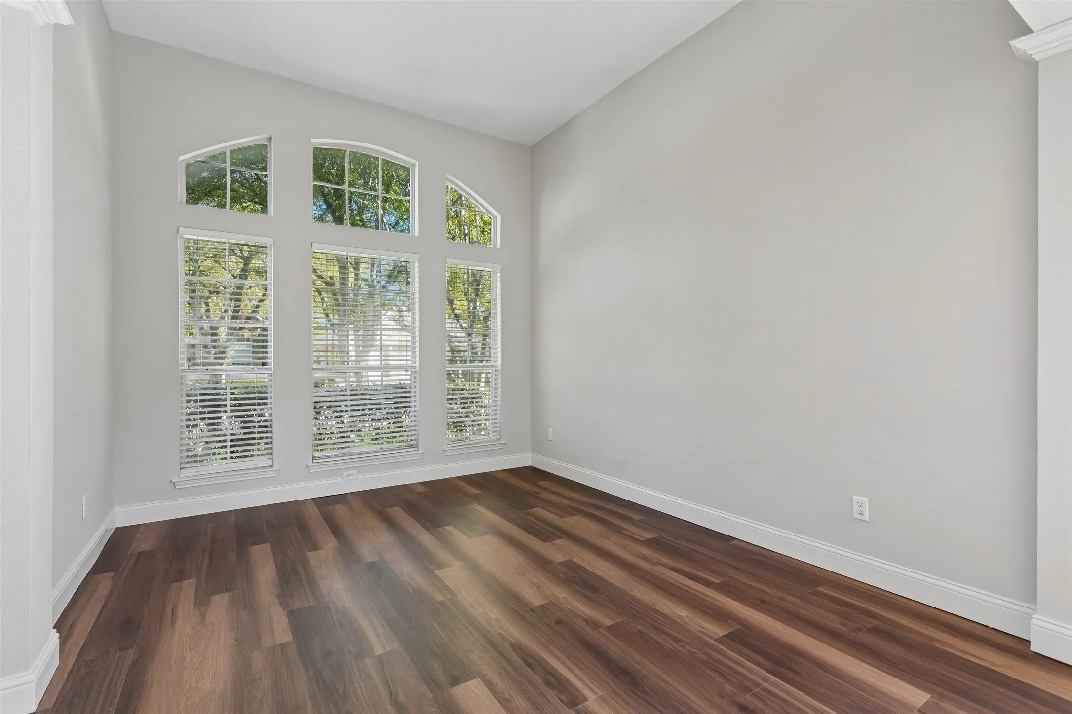 Single Family Residence For Sale in Collin County , 5421 Pebble Court, Mc Kinney, Texas 75072, 4 Bedroom, 4 Bathroom, 2 Garage spaces, 2,279 Sqft, built in 1998, mls#21405972, Real Estate Agent in Mc Kinney, Homes For Sale in Collin county, Homes For Sale in Mc Kinney, Realtor in Mc Kinney Texas, Real Estate Brokerage Independent Realty Texas, Luminita Cordes Realtor