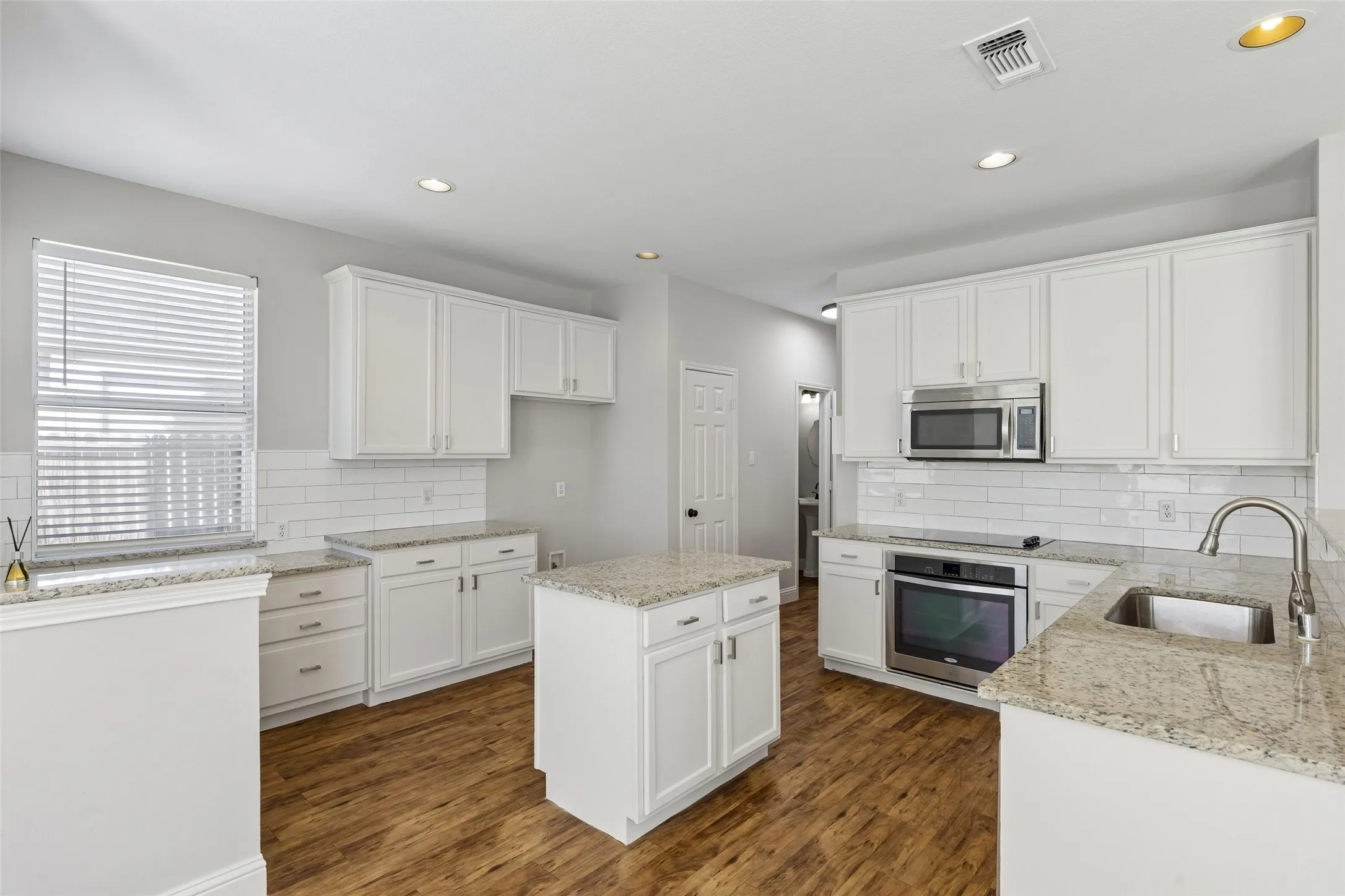 Single Family Residence For Sale in Collin County , 5421 Pebble Court, Mc Kinney, Texas 75072, 4 Bedroom, 4 Bathroom, 2 Garage spaces, 2,279 Sqft, built in 1998, mls#21405972, Real Estate Agent in Mc Kinney, Homes For Sale in Collin county, Homes For Sale in Mc Kinney, Realtor in Mc Kinney Texas, Real Estate Brokerage Independent Realty Texas, Luminita Cordes Realtor