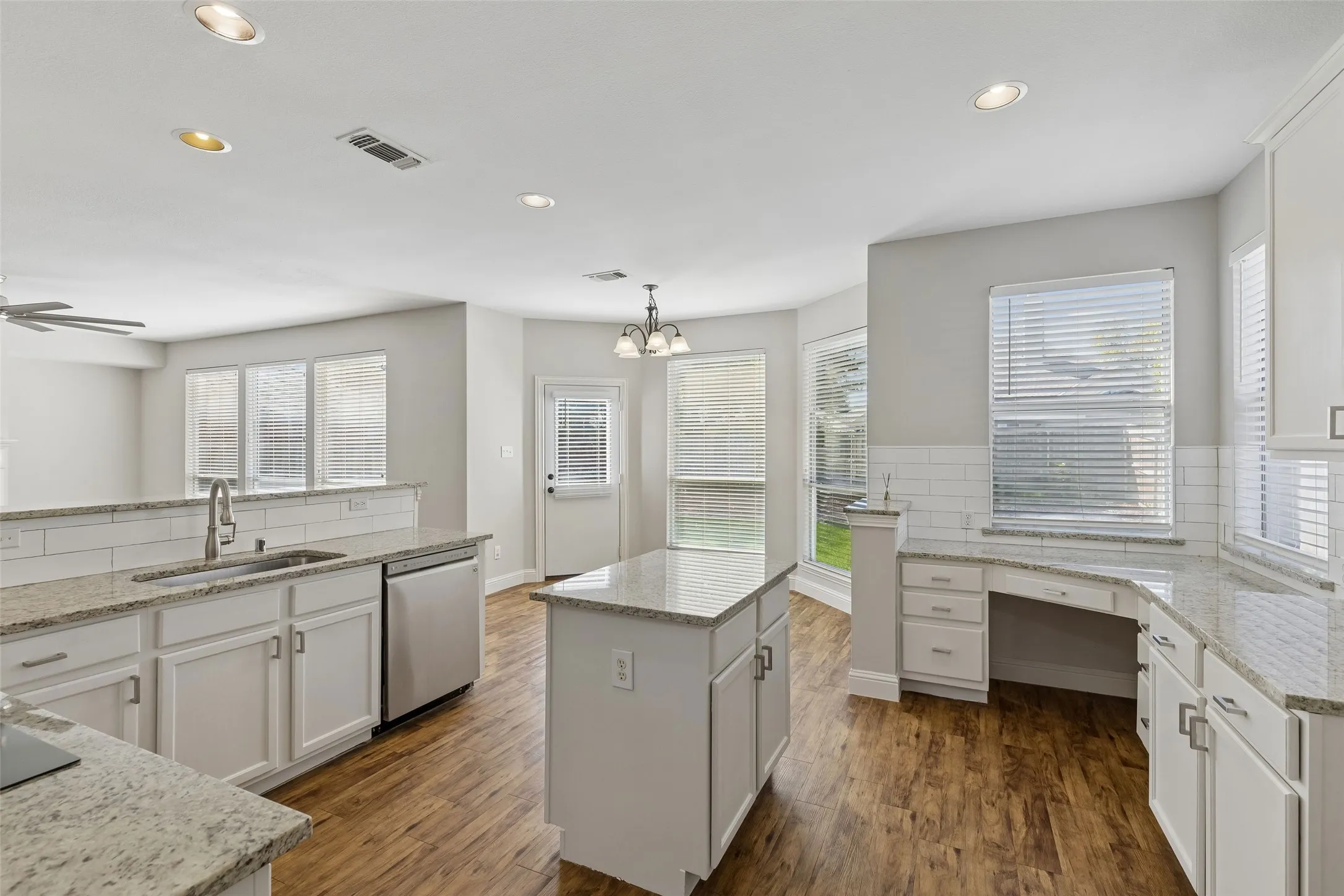 Single Family Residence For Sale in Collin County , 5421 Pebble Court, Mc Kinney, Texas 75072, 4 Bedroom, 4 Bathroom, 2 Garage spaces, 2,279 Sqft, built in 1998, mls#21405972, Real Estate Agent in Mc Kinney, Homes For Sale in Collin county, Homes For Sale in Mc Kinney, Realtor in Mc Kinney Texas, Real Estate Brokerage Independent Realty Texas, Luminita Cordes Realtor