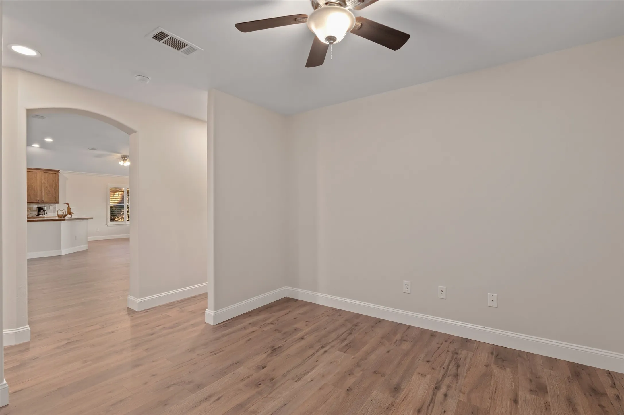 Single Family Residence For Sale in Denton County , 9705 Pinewood Drive, Denton, Texas 76207, 2 Bedroom, 2 Bathroom, 2 Garage spaces, 1,499 Sqft, built in 2001, mls#21406037, Real Estate Agent in Denton, Homes For Sale in Denton county, Homes For Sale in Denton, Realtor in Denton Texas, Real Estate Brokerage Independent Realty Texas, Luminita Cordes Realtor