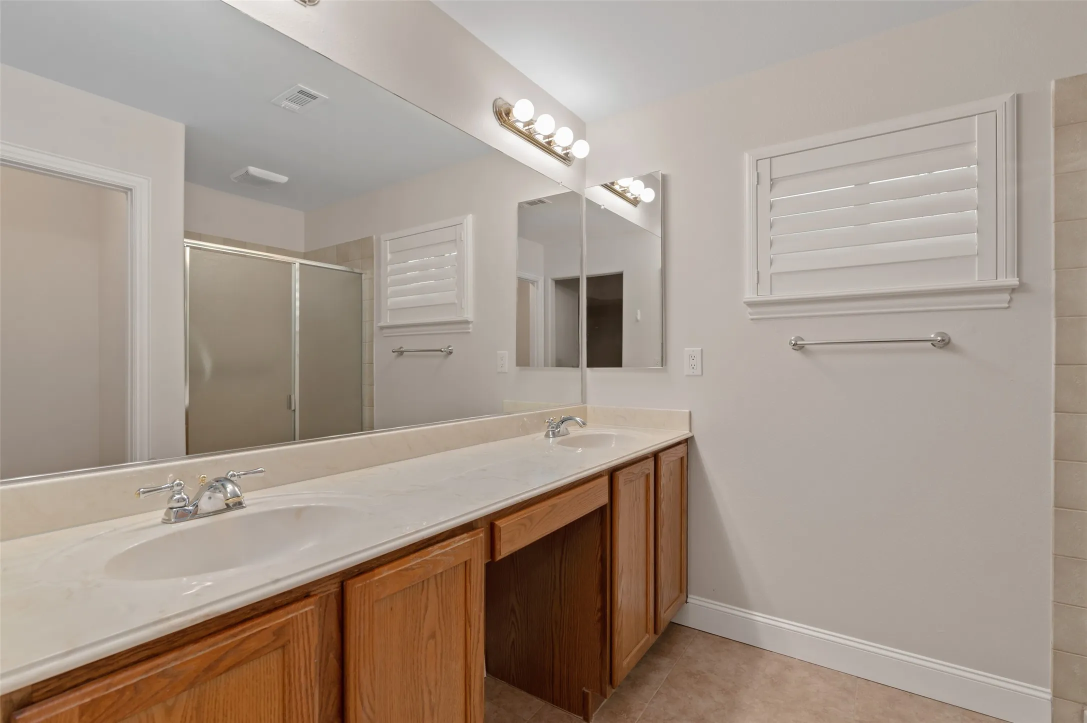 Single Family Residence For Sale in Denton County , 9705 Pinewood Drive, Denton, Texas 76207, 2 Bedroom, 2 Bathroom, 2 Garage spaces, 1,499 Sqft, built in 2001, mls#21406037, Real Estate Agent in Denton, Homes For Sale in Denton county, Homes For Sale in Denton, Realtor in Denton Texas, Real Estate Brokerage Independent Realty Texas, Luminita Cordes Realtor