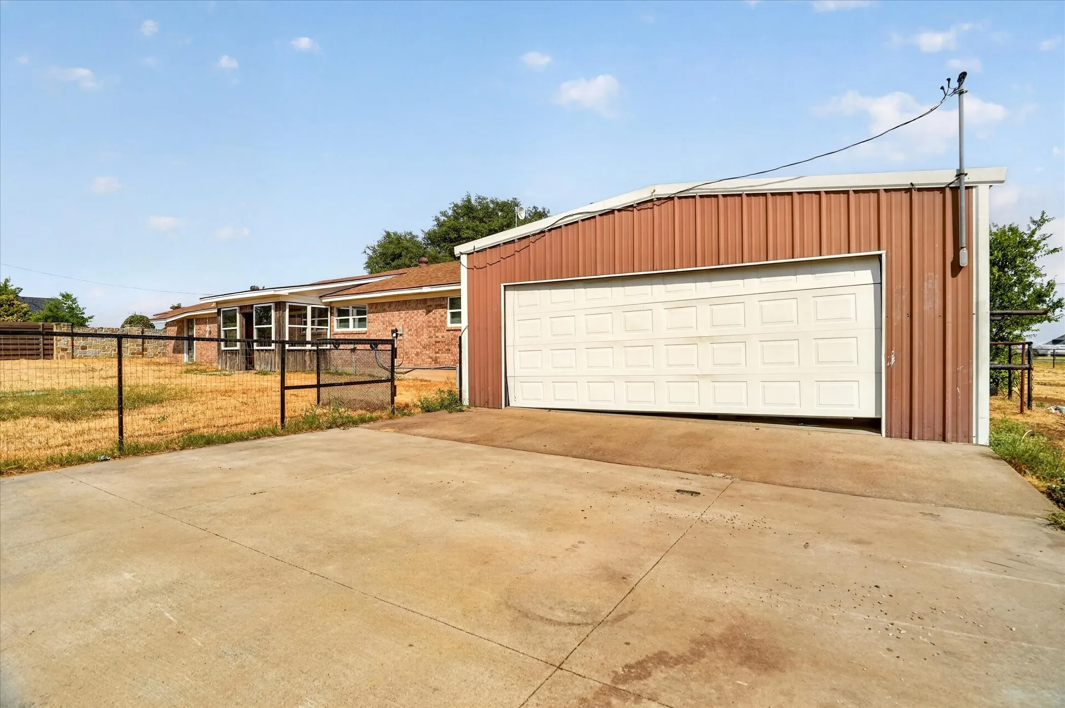 Single Family Residence For Sale in Johnson County , 12653 fm 2331, Godley, Texas 76044, 4 Bedroom, 3 Bathroom, Garage spaces, 1,692 Sqft, built in 2010, mls#21405992, Real Estate Agent in Godley, Homes For Sale in Johnson county, Homes For Sale in Godley, Realtor in Godley Texas, Real Estate Brokerage Independent Realty Texas, Luminita Cordes Realtor