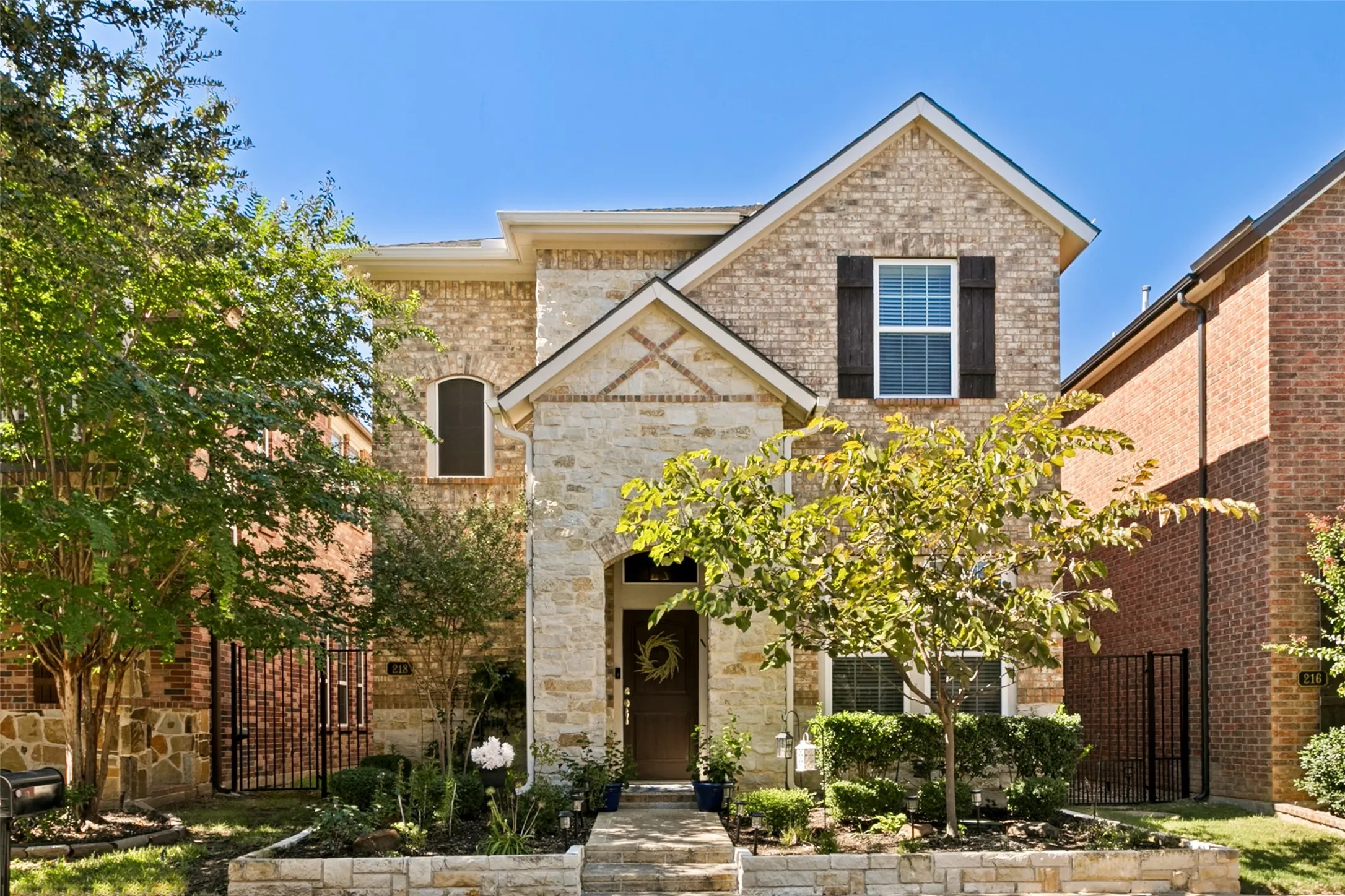 Single Family Residence For Sale in Tarrant County , 218 Buckingham Avenue, Euless, Texas 76040, 3 Bedroom, 3 Bathroom, 2 Garage spaces, 2,322 Sqft, built in 2010, mls#21405958, Real Estate Agent in Euless, Homes For Sale in Tarrant county, Homes For Sale in Euless, Realtor in Euless Texas, Real Estate Brokerage Independent Realty Texas, Luminita Cordes Realtor