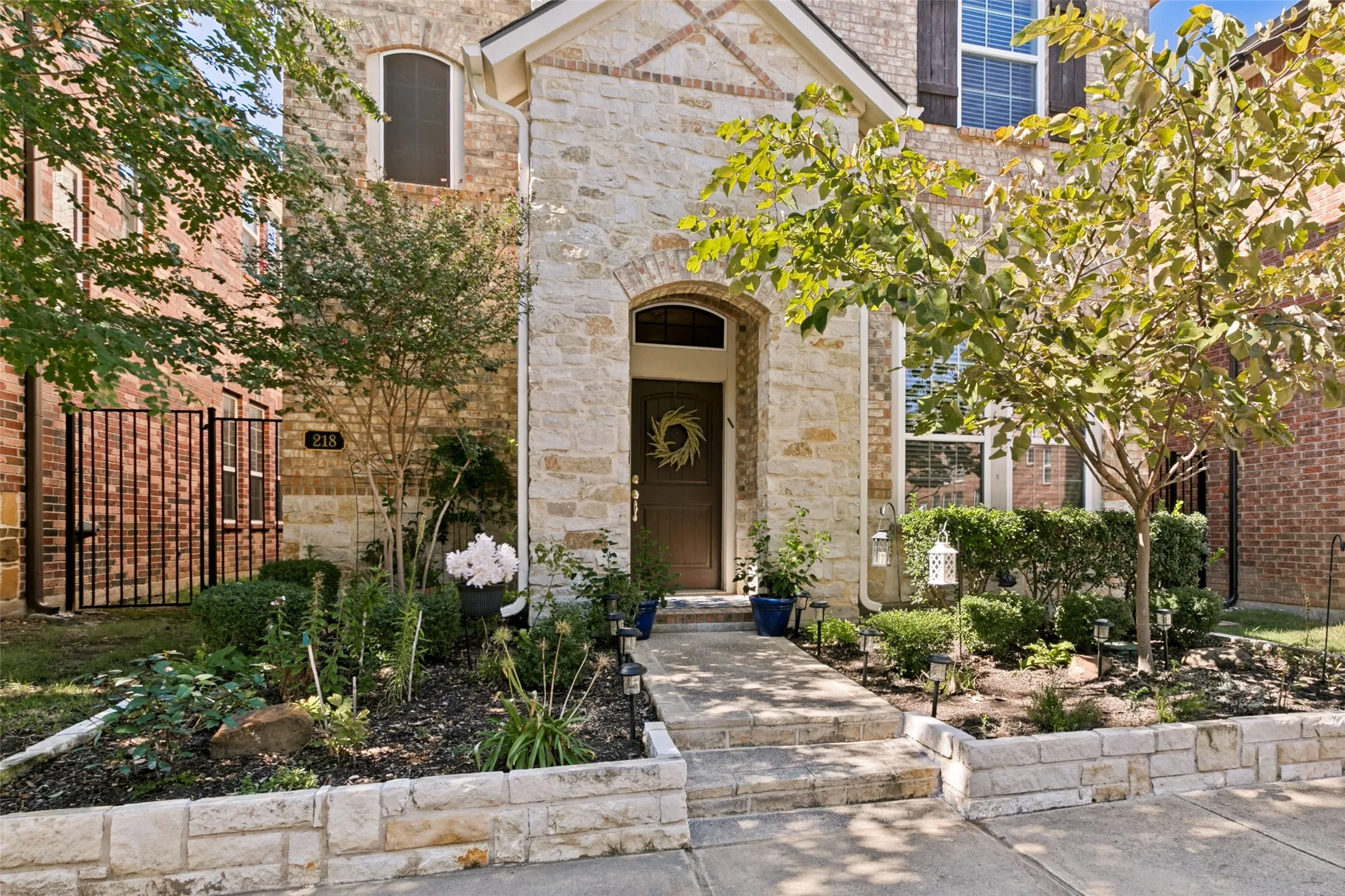 Single Family Residence For Sale in Tarrant County , 218 Buckingham Avenue, Euless, Texas 76040, 3 Bedroom, 3 Bathroom, 2 Garage spaces, 2,322 Sqft, built in 2010, mls#21405958, Real Estate Agent in Euless, Homes For Sale in Tarrant county, Homes For Sale in Euless, Realtor in Euless Texas, Real Estate Brokerage Independent Realty Texas, Luminita Cordes Realtor