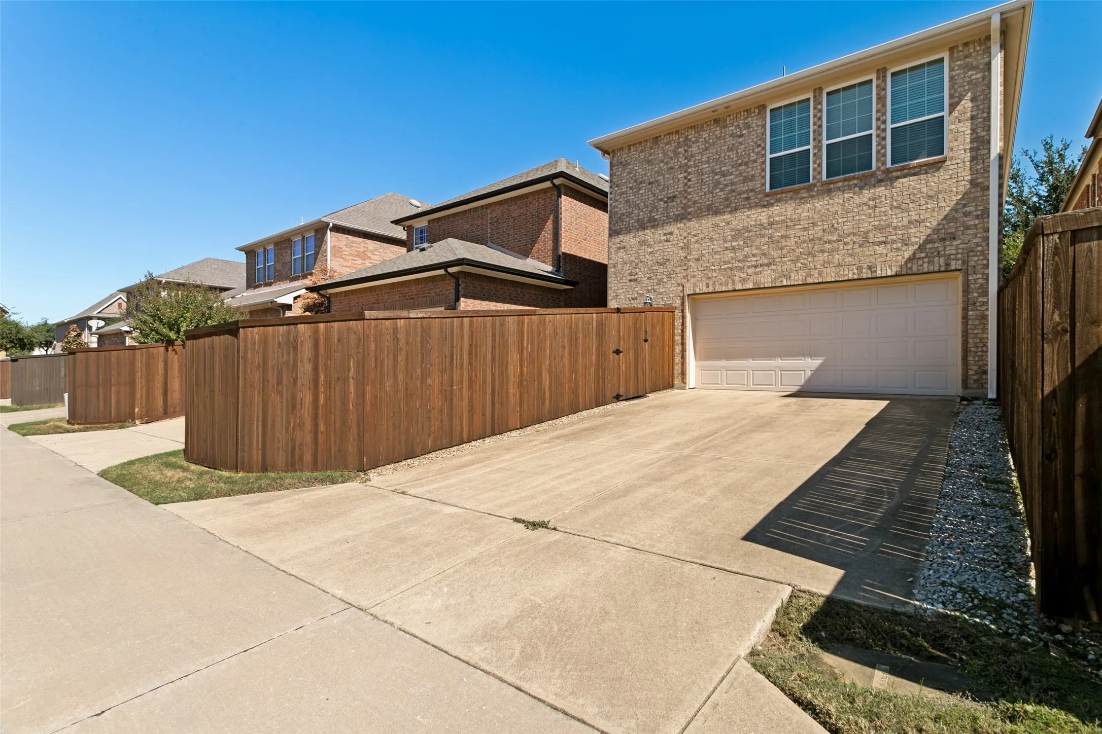 Single Family Residence For Sale in Tarrant County , 218 Buckingham Avenue, Euless, Texas 76040, 3 Bedroom, 3 Bathroom, 2 Garage spaces, 2,322 Sqft, built in 2010, mls#21405958, Real Estate Agent in Euless, Homes For Sale in Tarrant county, Homes For Sale in Euless, Realtor in Euless Texas, Real Estate Brokerage Independent Realty Texas, Luminita Cordes Realtor