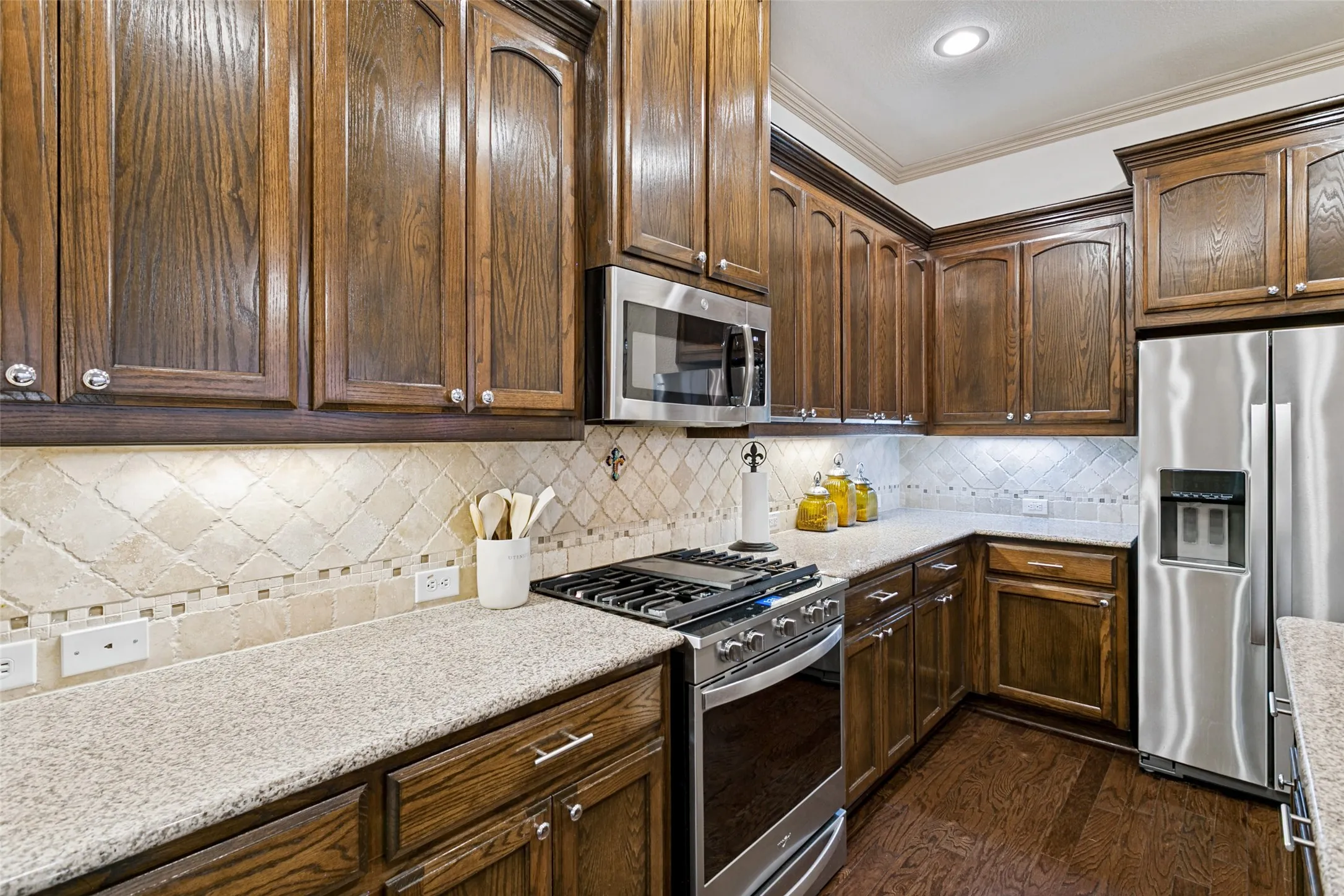 Single Family Residence For Sale in Tarrant County , 218 Buckingham Avenue, Euless, Texas 76040, 3 Bedroom, 3 Bathroom, 2 Garage spaces, 2,322 Sqft, built in 2010, mls#21405958, Real Estate Agent in Euless, Homes For Sale in Tarrant county, Homes For Sale in Euless, Realtor in Euless Texas, Real Estate Brokerage Independent Realty Texas, Luminita Cordes Realtor