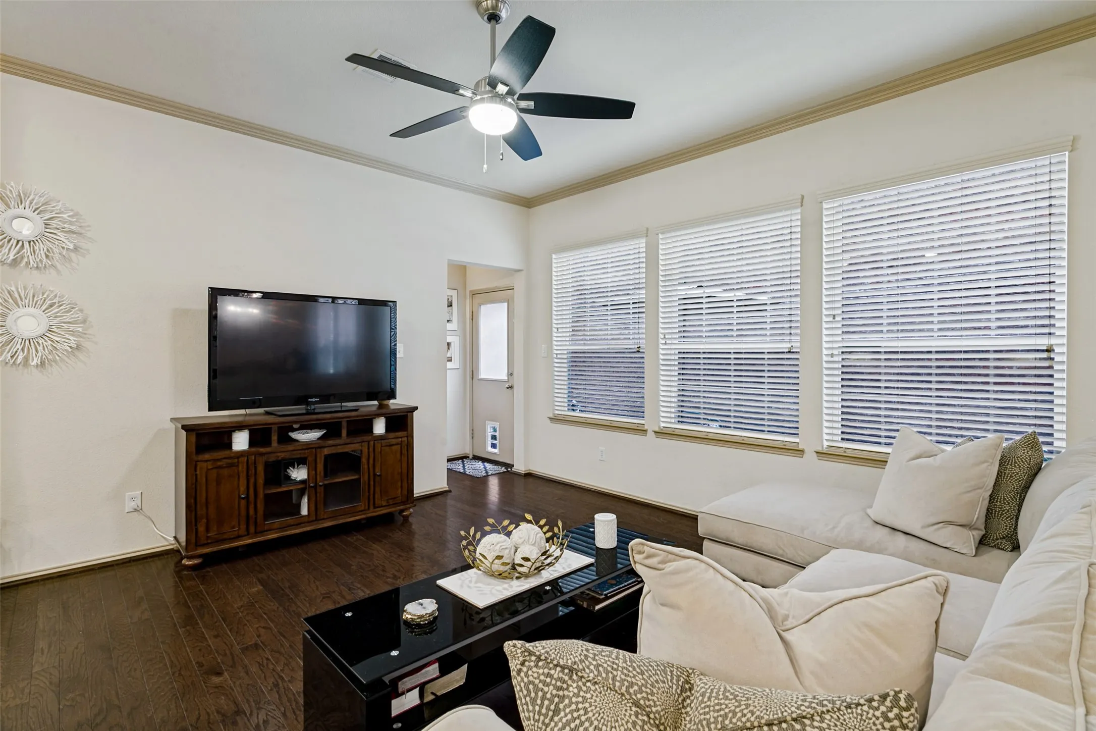 Single Family Residence For Sale in Tarrant County , 218 Buckingham Avenue, Euless, Texas 76040, 3 Bedroom, 3 Bathroom, 2 Garage spaces, 2,322 Sqft, built in 2010, mls#21405958, Real Estate Agent in Euless, Homes For Sale in Tarrant county, Homes For Sale in Euless, Realtor in Euless Texas, Real Estate Brokerage Independent Realty Texas, Luminita Cordes Realtor