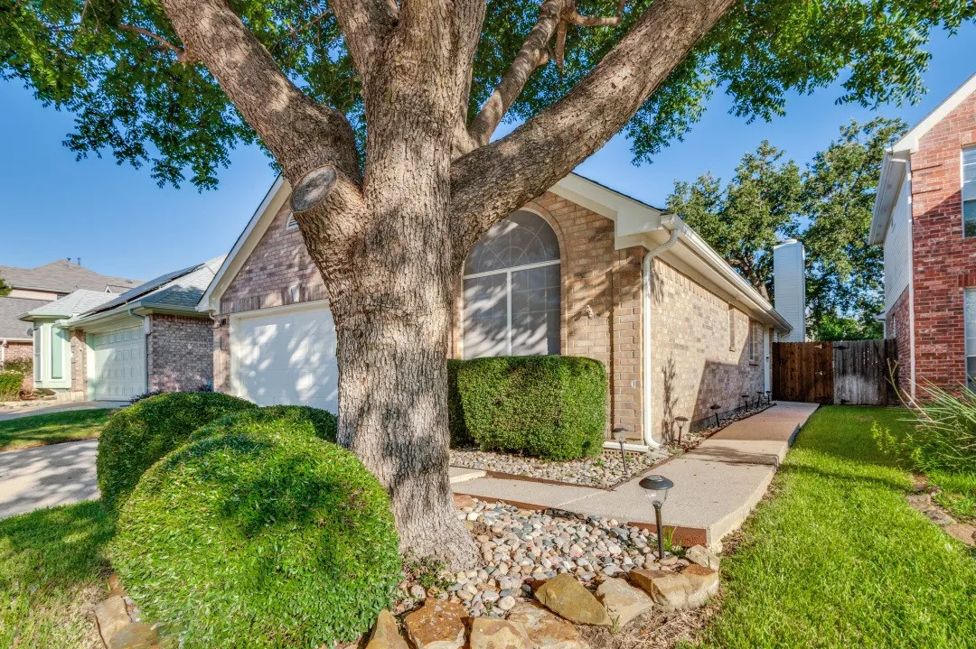 Single Family Residence For Sale in Tarrant County , 2237 Wembley Wood Lane, Bedford, Texas 76022, 3 Bedroom, 2 Bathroom, 2 Garage spaces, 1,381 Sqft, built in 1997, mls#21405698, Real Estate Agent in Bedford, Homes For Sale in Tarrant county, Homes For Sale in Bedford, Realtor in Bedford Texas, Real Estate Brokerage Independent Realty Texas, Luminita Cordes Realtor
