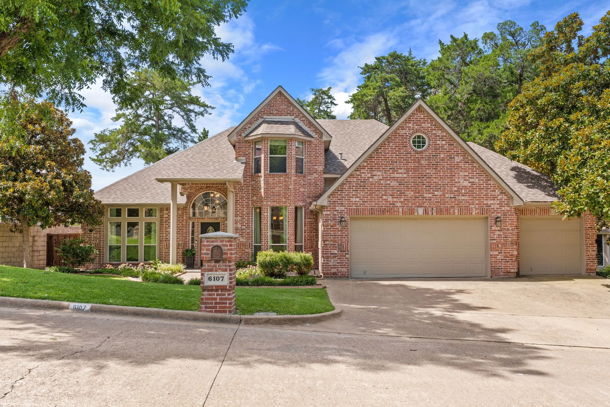 Single Family Residence For Rent in Rockwall County , 6107 Volunteer Place, Rockwall, Texas 75032, 4 Bedroom, 3 Bathroom, 3 Garage spaces, 3,096 Sqft, built in 1995, mls#21405910, Real Estate Agent in Rockwall, Homes For Rent in Rockwall county, Homes For Rent in Rockwall, Realtor in Rockwall Texas, Real Estate Brokerage Independent Realty Texas, Luminita Cordes Realtor