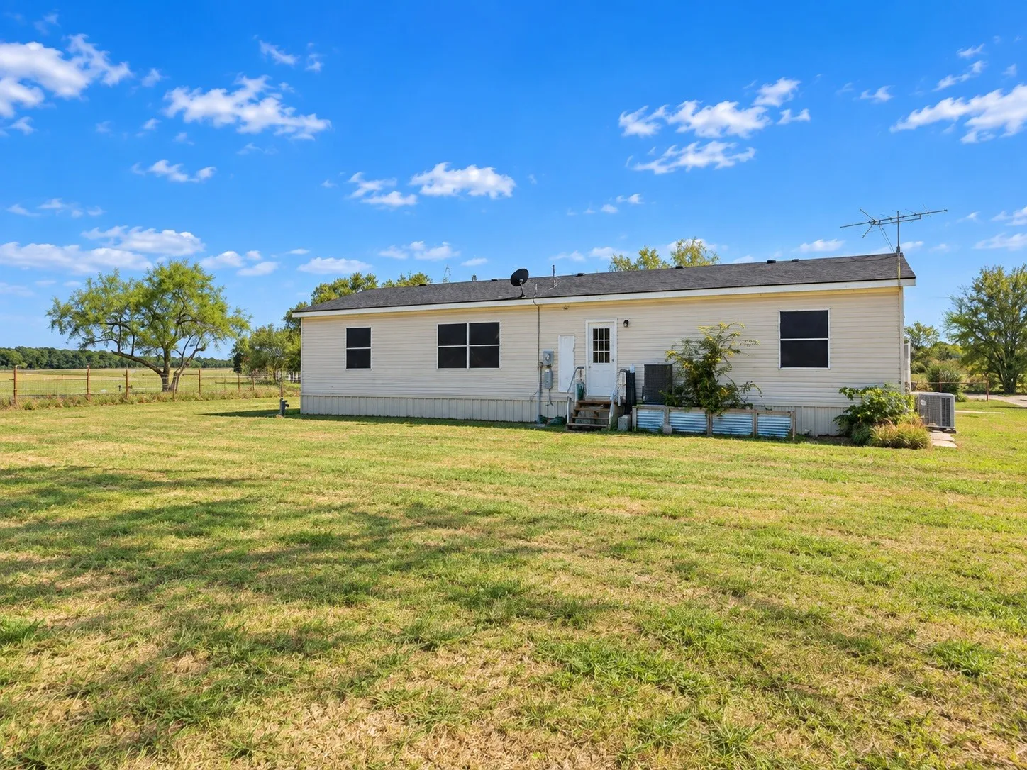 Mobile Home For Sale in Hill County , 331 Hcr 2207, Aquilla, Texas 76622, 3 Bedroom, 2 Bathroom, Garage spaces, 2,112 Sqft, built in 1999, mls#21404802, Real Estate Agent in Aquilla, Homes For Sale in Hill county, Homes For Sale in Aquilla, Realtor in Aquilla Texas, Real Estate Brokerage Independent Realty Texas, Luminita Cordes Realtor