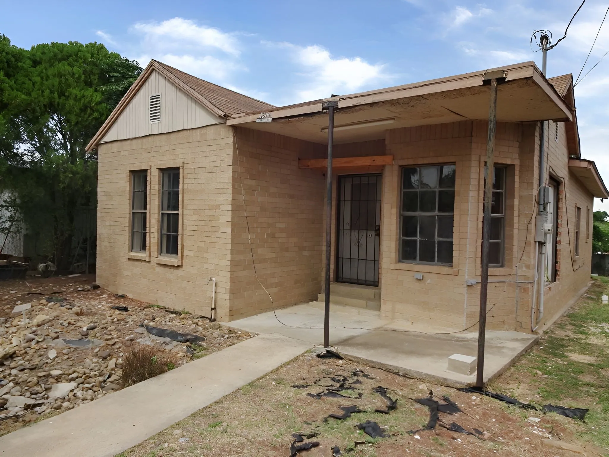 Single Family Residence For Sale in Webb County , 4518 Rodeo Lane, Laredo, Texas 78046, 3 Bedroom, 1 Bathroom, Garage spaces, 1,048 Sqft, built in 1993, mls#21406061, Real Estate Agent in Laredo, Homes For Sale in Webb county, Homes For Sale in Laredo, Realtor in Laredo Texas, Real Estate Brokerage Independent Realty Texas, Luminita Cordes Realtor