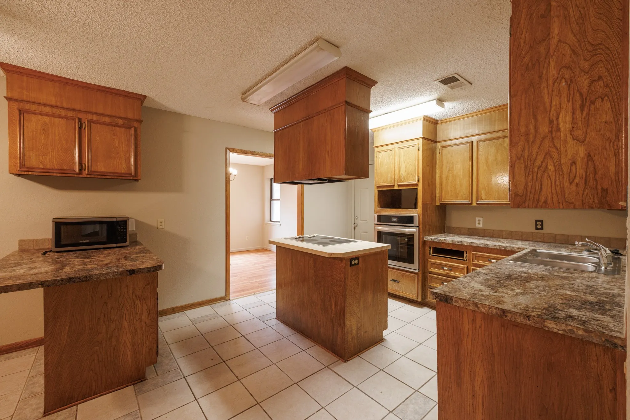 Single Family Residence For Rent in Taylor County , 4510 Pamela Drive, Abilene, Texas 79606, 3 Bedroom, 2 Bathroom, 2 Garage spaces, 1,996 Sqft, built in 1985, mls#21405872, Real Estate Agent in Abilene, Homes For Rent in Taylor county, Homes For Rent in Abilene, Realtor in Abilene Texas, Real Estate Brokerage Independent Realty Texas, Luminita Cordes Realtor