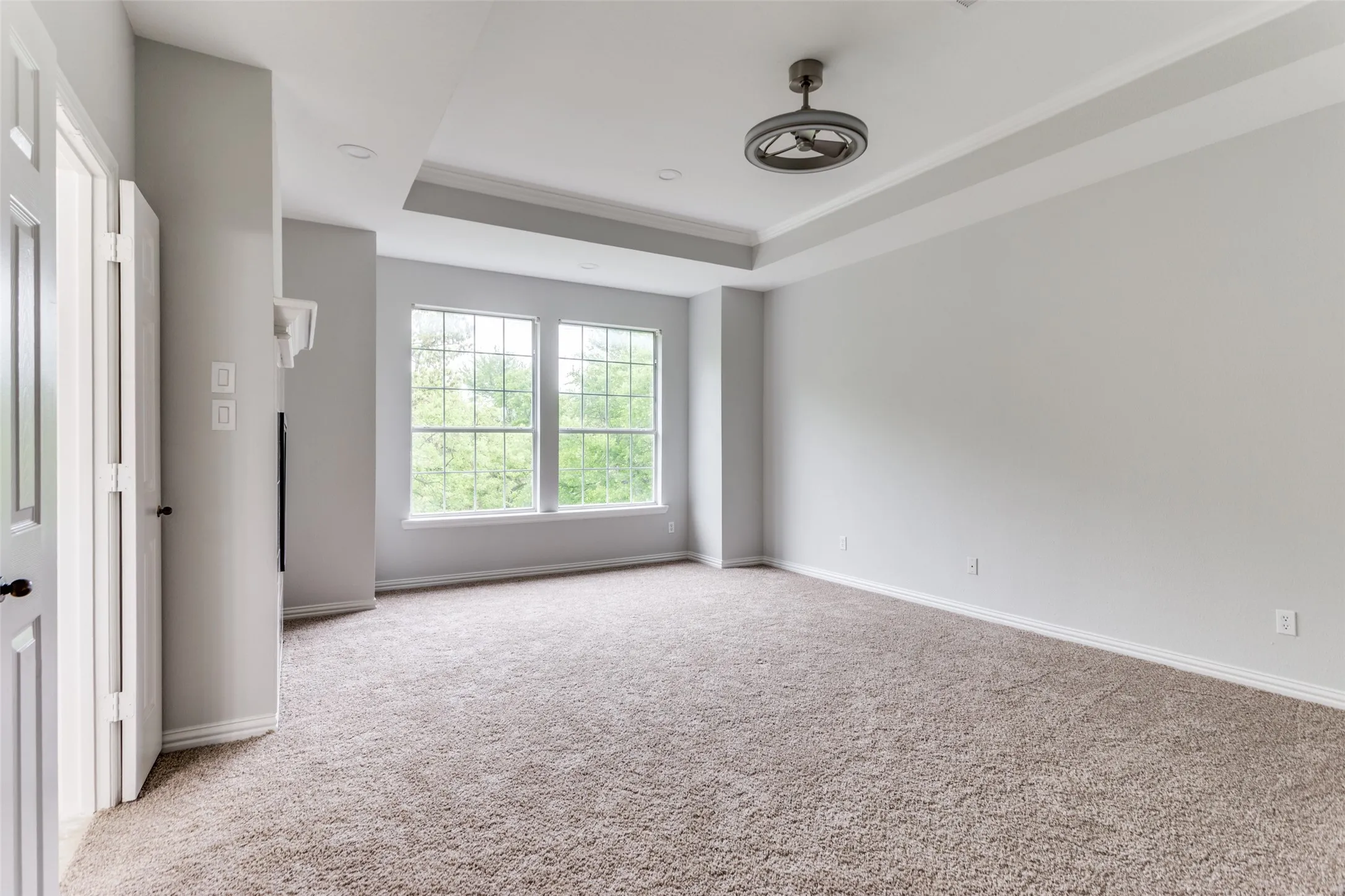 Recessed lighting, ceiling fan, crown molding, double windows, and carpeted flooring